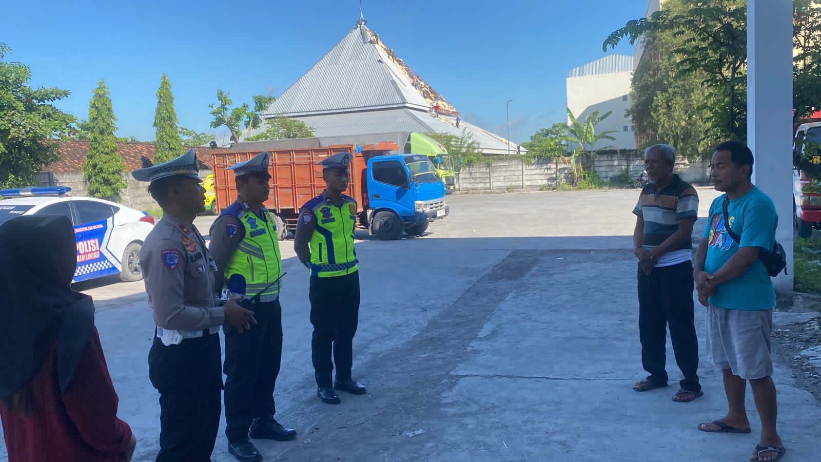 SOSIALISASI: Satlantas Polres Grobogan saat melakukan sosialisasi ODOL di Pangkalan Truk yang berada di Jalan Raya Purwodadi-Solo.
