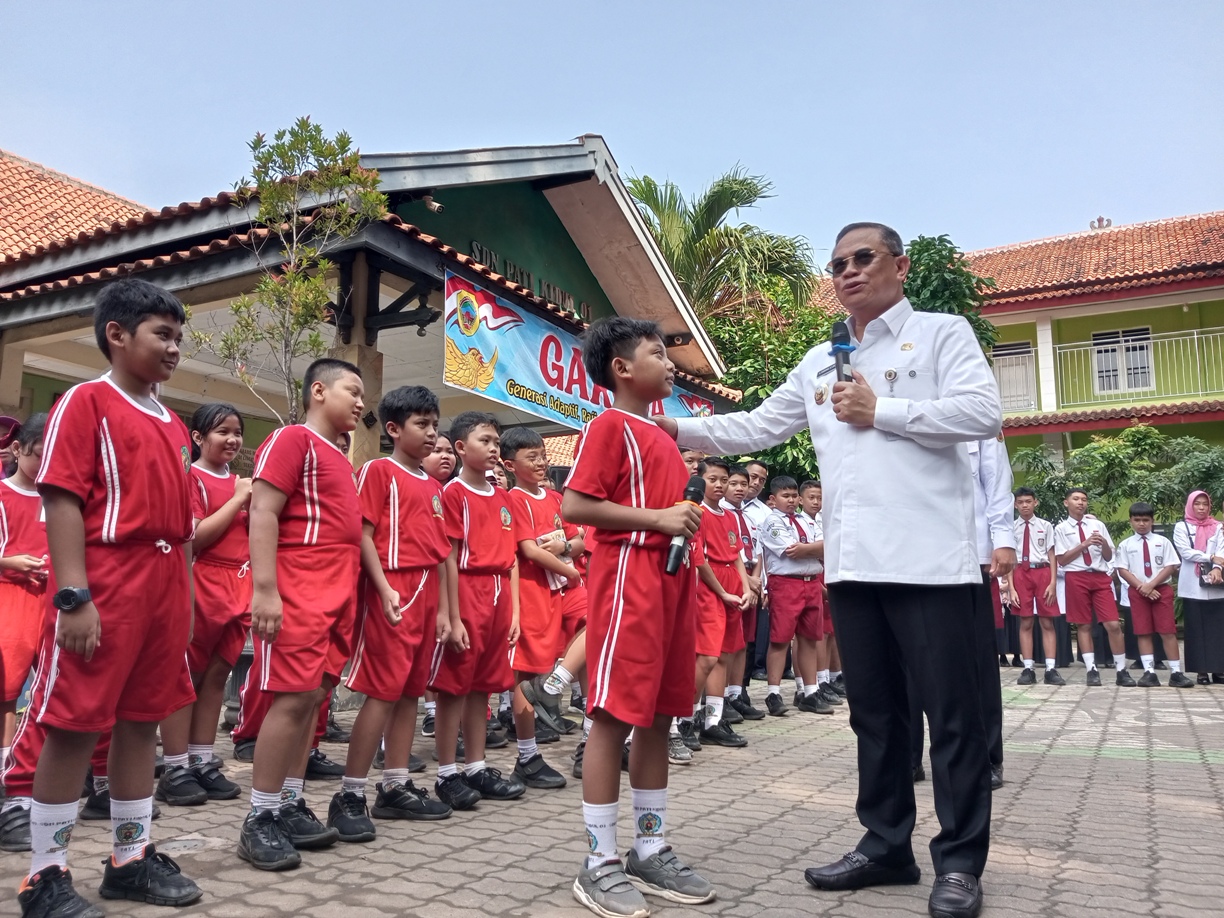 TELADAN : Bupati Pati Sudewo saat melakukan kunjungan ke SD Pati Kidul untuk memastikan kebijakan Pendidikan berjalan dengan baik.