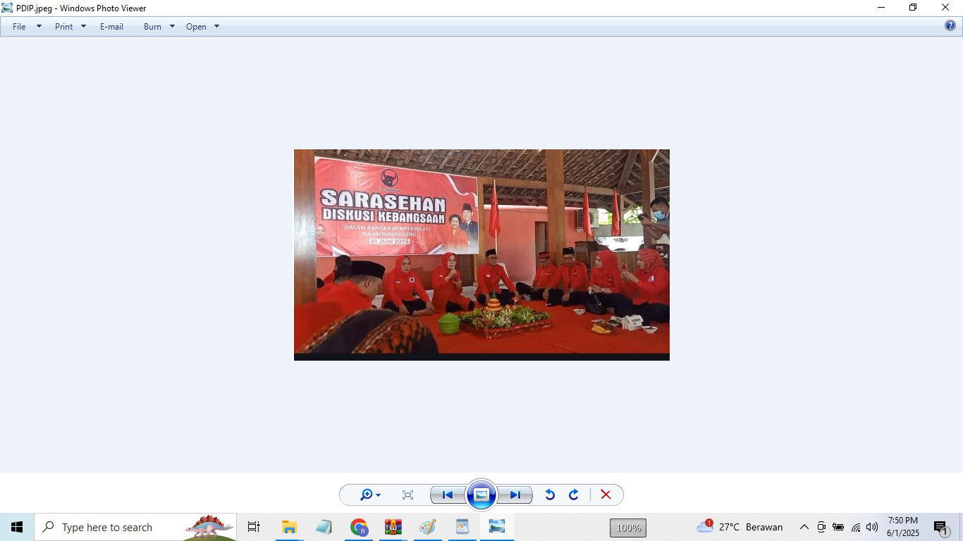 HIKMAH: Ketua DPC PDI P Grobogan Sri Sumarni lakukan potong tumpeng usai upacara hari lahir Pancasila di kantor DPC PDI setempat.