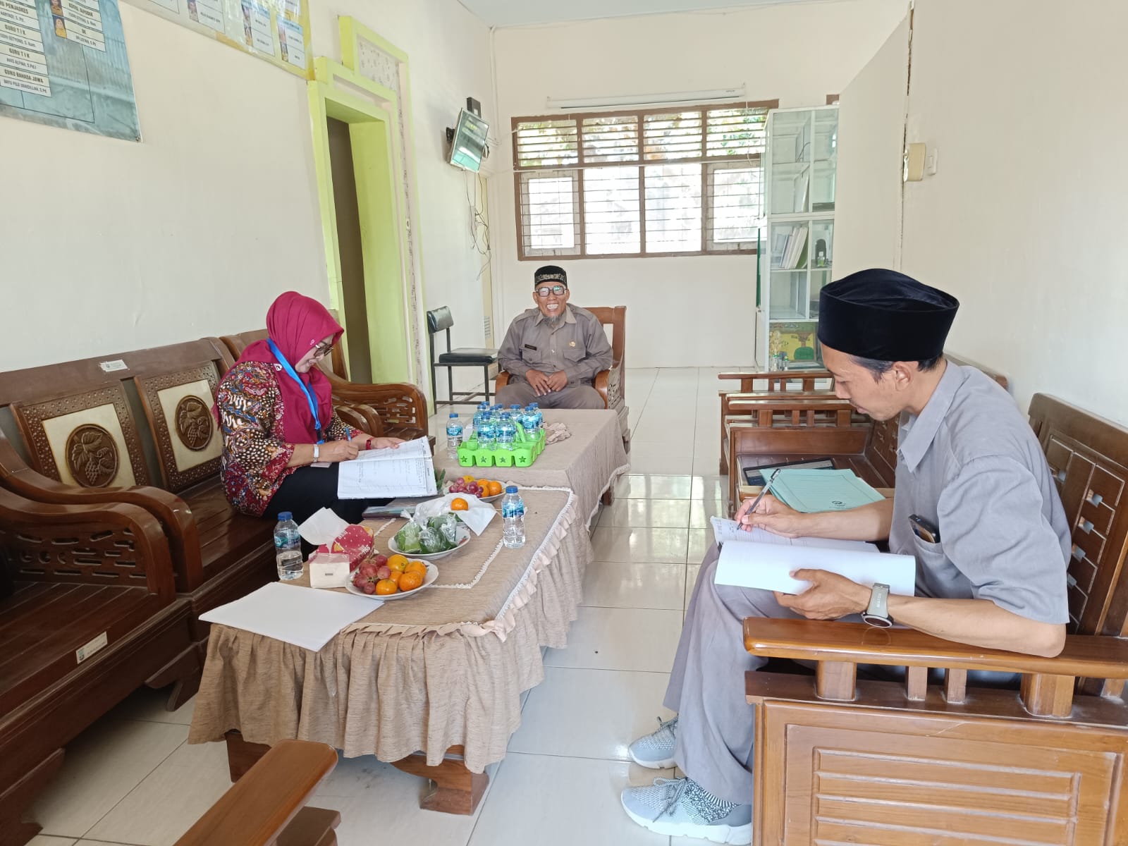 BERKUNJUNG: Isti Choma Wati, Kabid Pembinaan SMP kunjungi sekolah untuk melihat progres pembelajaran hingga kelulusan dan sosialisasi ijasah elektronik, kemarin.