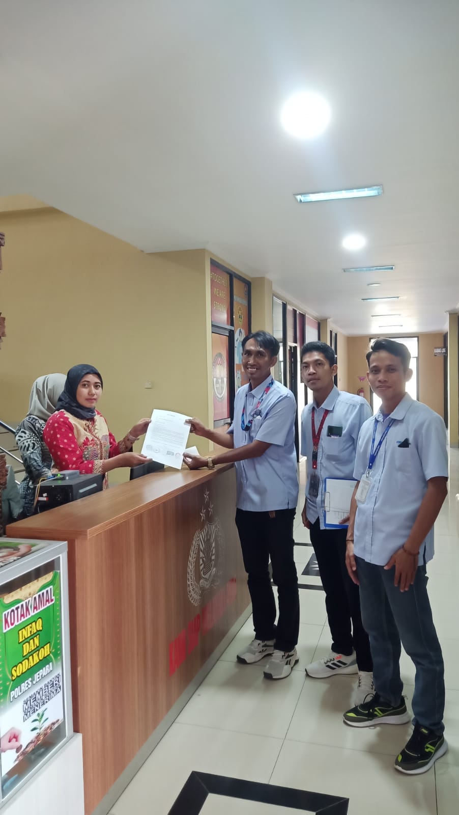 SOLID: Para perwakilan korban kebakaran parkiran kirimkan surat permohonan mediasi kepada Bupati di Setda Jepara Selasa (3/6) kemarin.