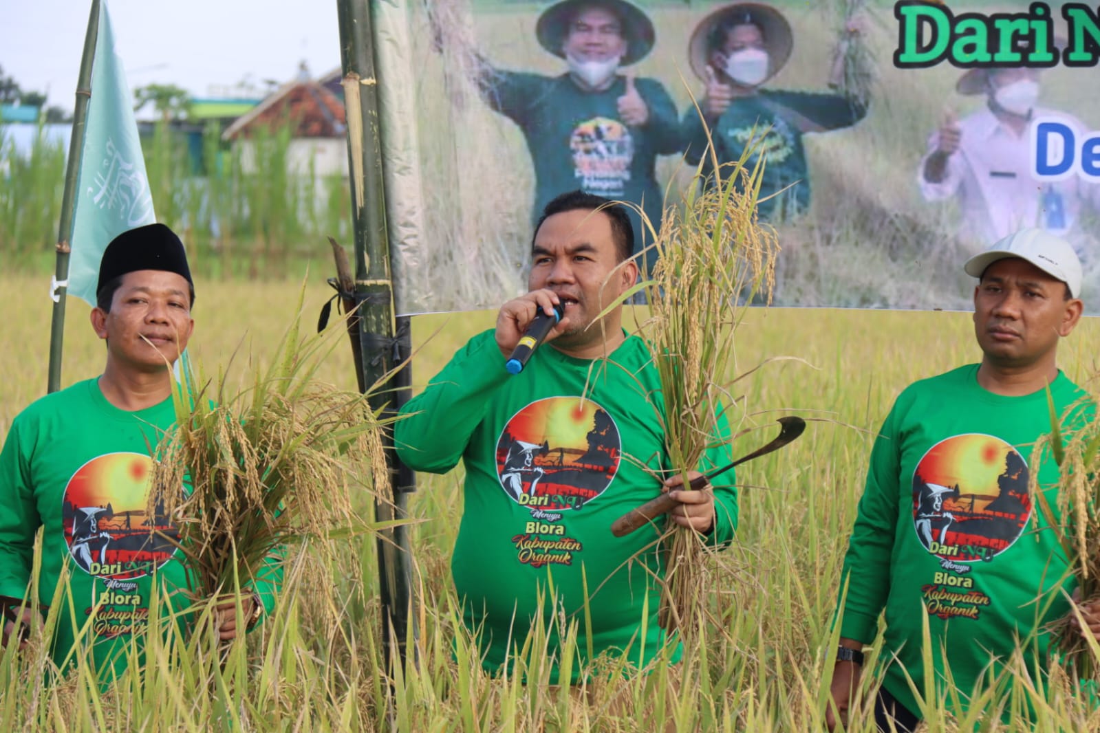 HARAPAN: Bupati Blora Arief Rohman saat bersama jajaran NU melakukan panen raya.