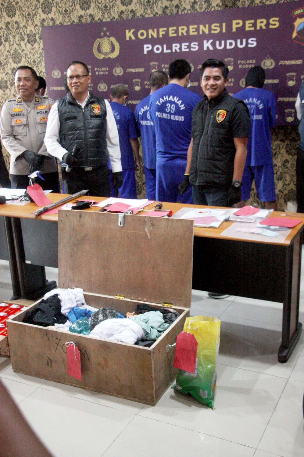 MODUS BATU BERLIAN: Tersangka SY, warga Surabaya, kasus penipuan penggandaan uang dibekuk Polres Kudus.