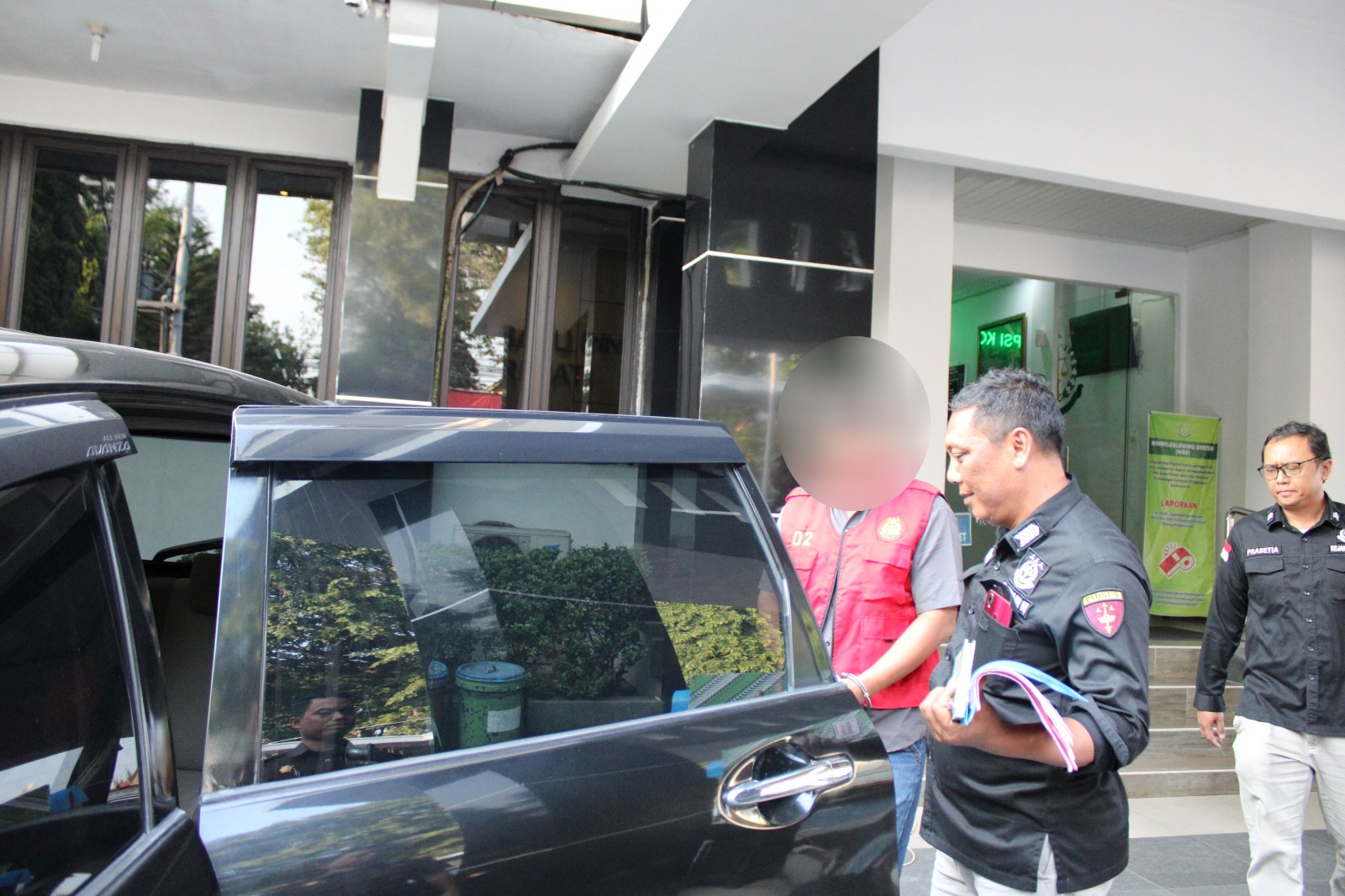 DITAHAN: Kejari Pati menggiring Kades Kebonsawahan ke Lapas Pati kemarin.