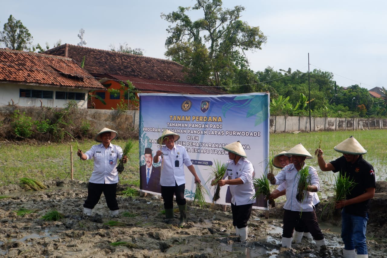 KETAHANAN PANGAN: Kepala Kantor Wilayah Direktorat Jenderal Pemasyaakatan Jawa Tengah Mardi Santoso bersama Kalapas II B Purwodadi Erik Murdiyanto melakukan tanam perdana.