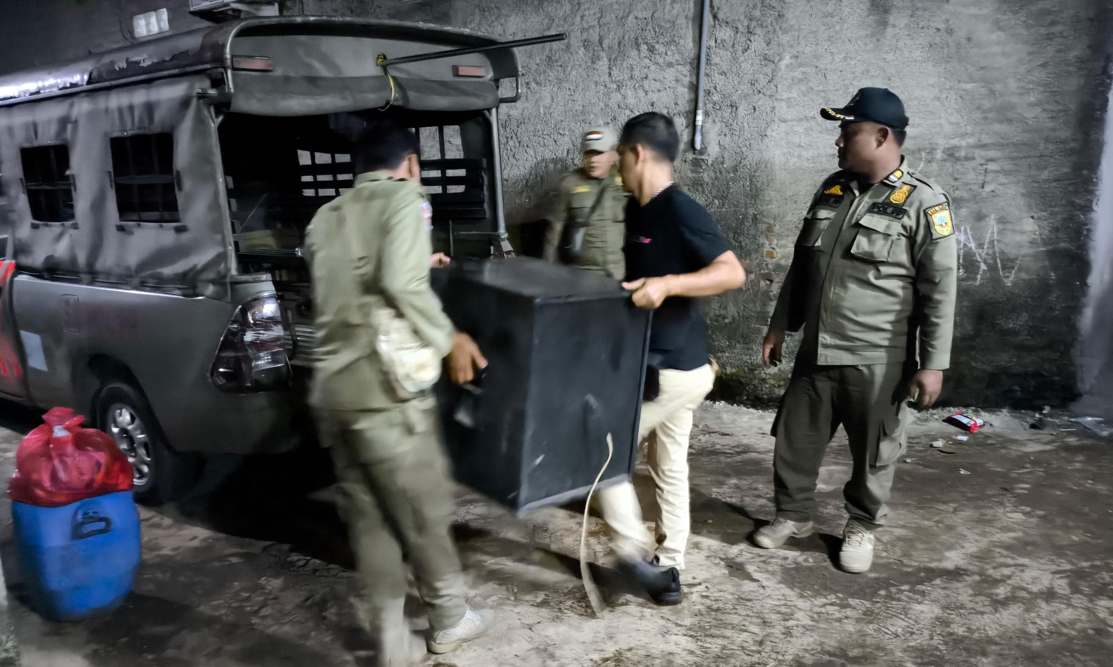 ANGKUT: Petugas Satpol PP mengangkut sejumlah peralatan karaoke yang disita, beberapa waktu lalu.