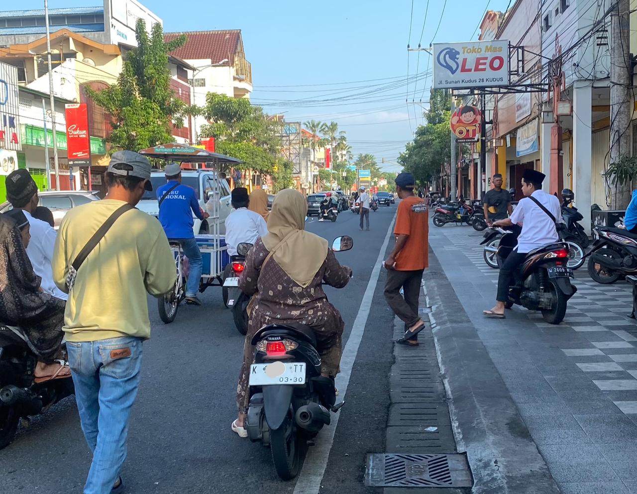 PARKIRAN: Terlihat jemaah yang menaiki motornya usai menunaikan sholat Idul Adha, kemarin.