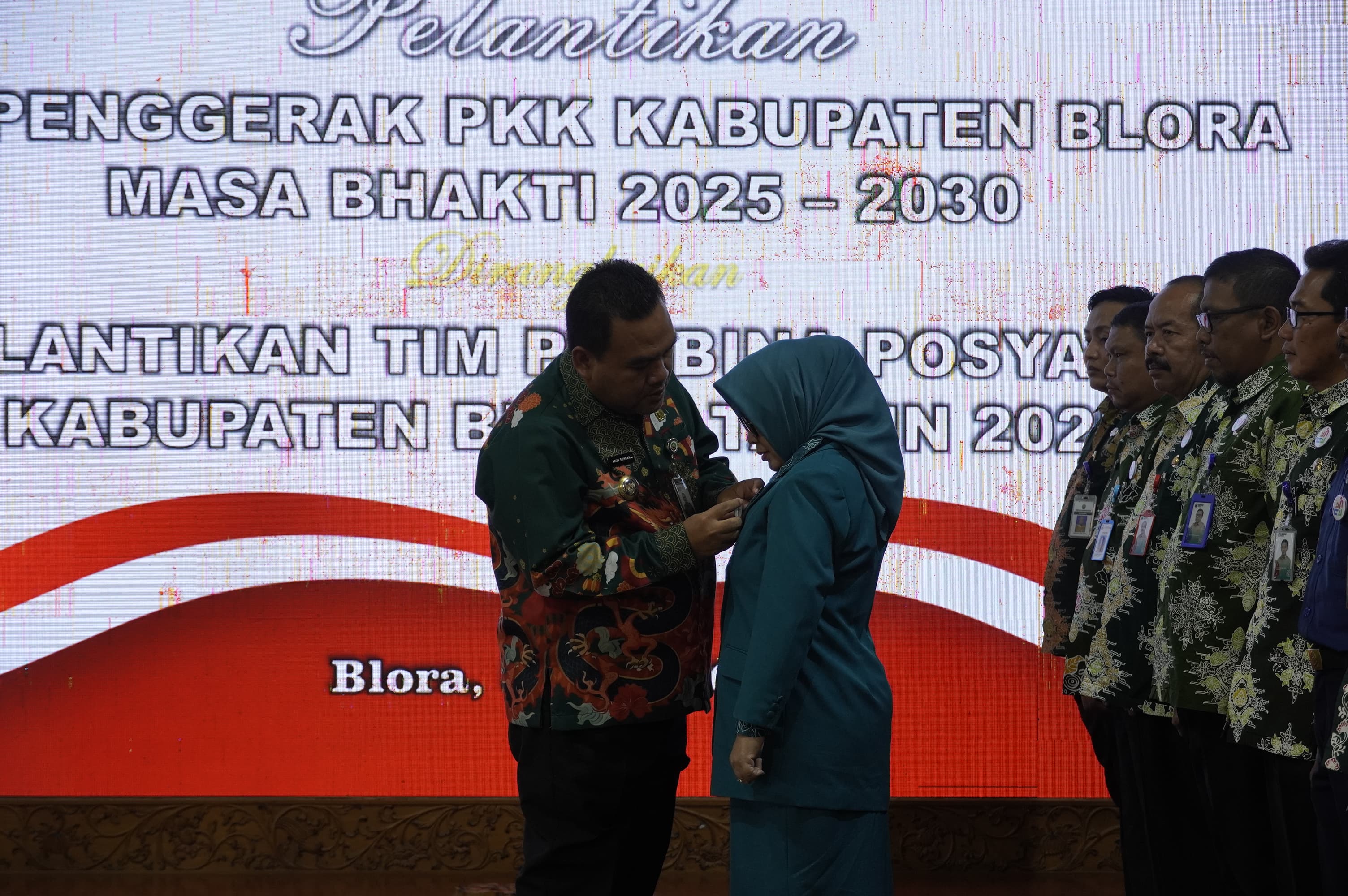 KEREN: Bupati Blora Arief Rohman saat melantik istrinya Hj. Ainia Sholichah beserta jajaran sebagai ketua Tim Penggerak PKK Kabupaten Blora Masa Bakti 2025&ndash;203