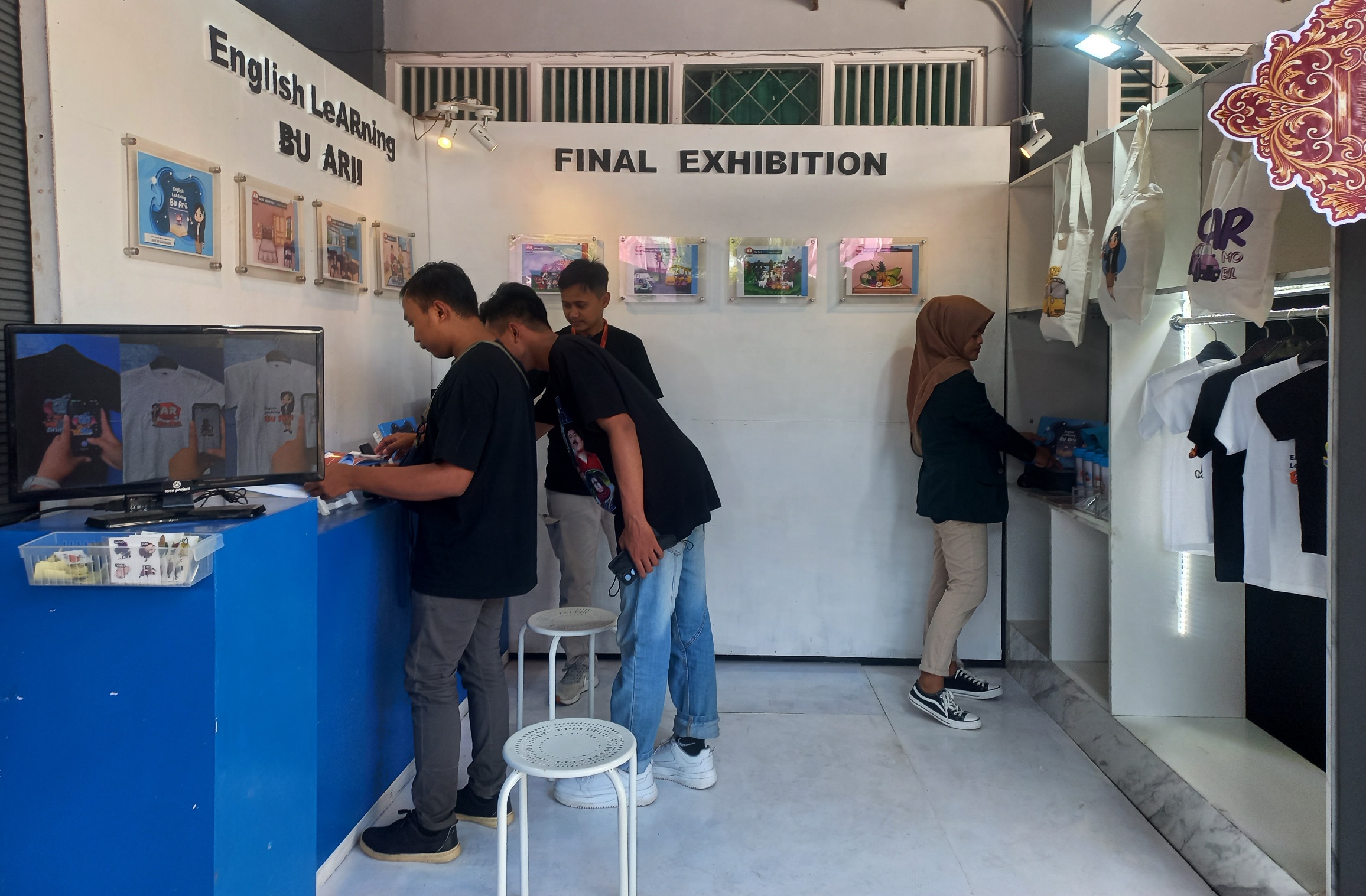 PROGRESIF: Sejumlah mahasiswa berprestasi Unisnu tengah berpameran belum lama ini.