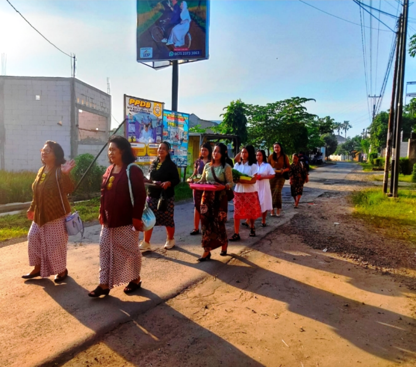 DIGIRING: Jemaat GITJ Margorejo mengarak unduh-unduhan di Desa Badegan, Margorejo kemarin.