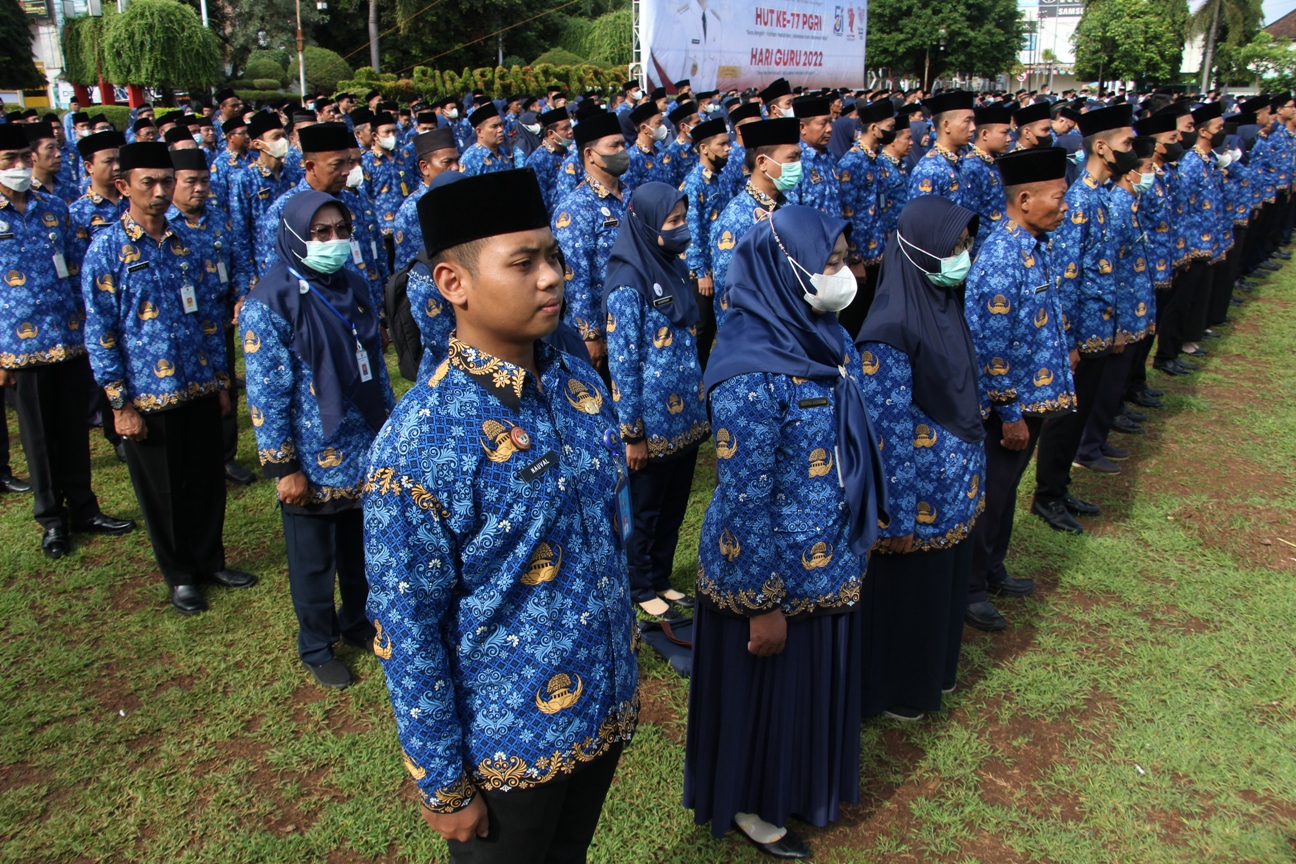 APEL PAGI: ASN di Kudus berbaris rapi saat mengikuti kegiatan apel pagi di Pendapa Kabupaten Kudus.
