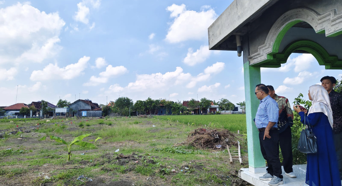 DIRUSAK: &nbsp;Suparti korban pengrusakan lahan Jasmijan bersama kuasa Hukum Ashari menunjukan lokasi lahan sengketa yang pohon pisang dan bambu dirusak di Desa Rajek kemarin. SIROJUL MUNIR/RADARPATI.ID