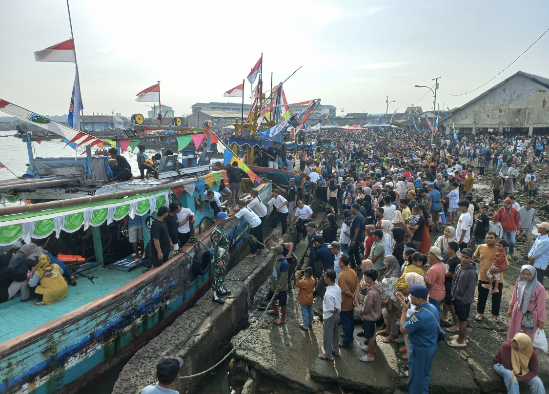 ANTUSIAS: Ribuan warga tengah menyaksikan Pesta Lomba pada April lalu di TPI Ujungbatu. FIKRI THOHARUDIN/RADARPATI.ID