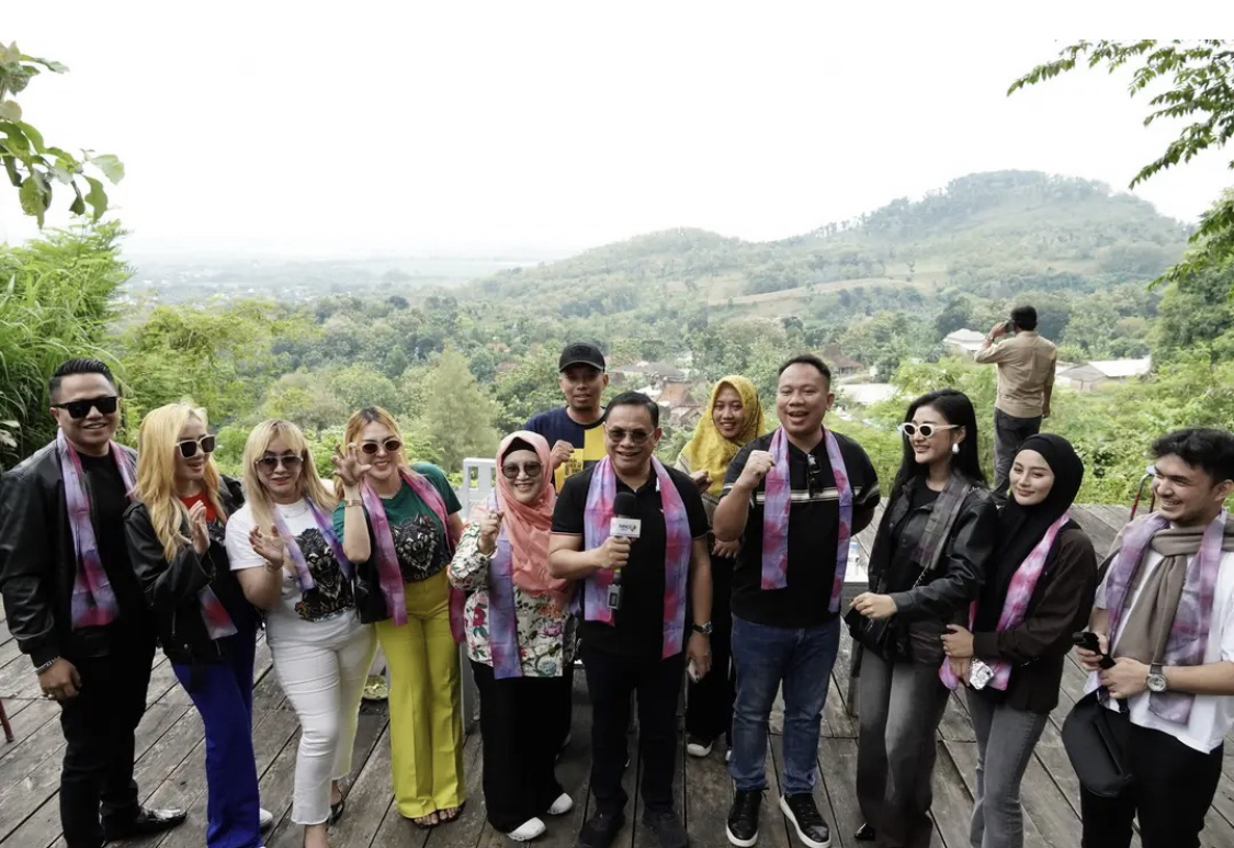 Bupati Pati Sudewo bersama para artis ibukota mengunjungi sejumlah tempat wisata di Kecamatan Sukolilo pagi kemarin. DISKOMINFO UNTUK RADARPATI.ID
