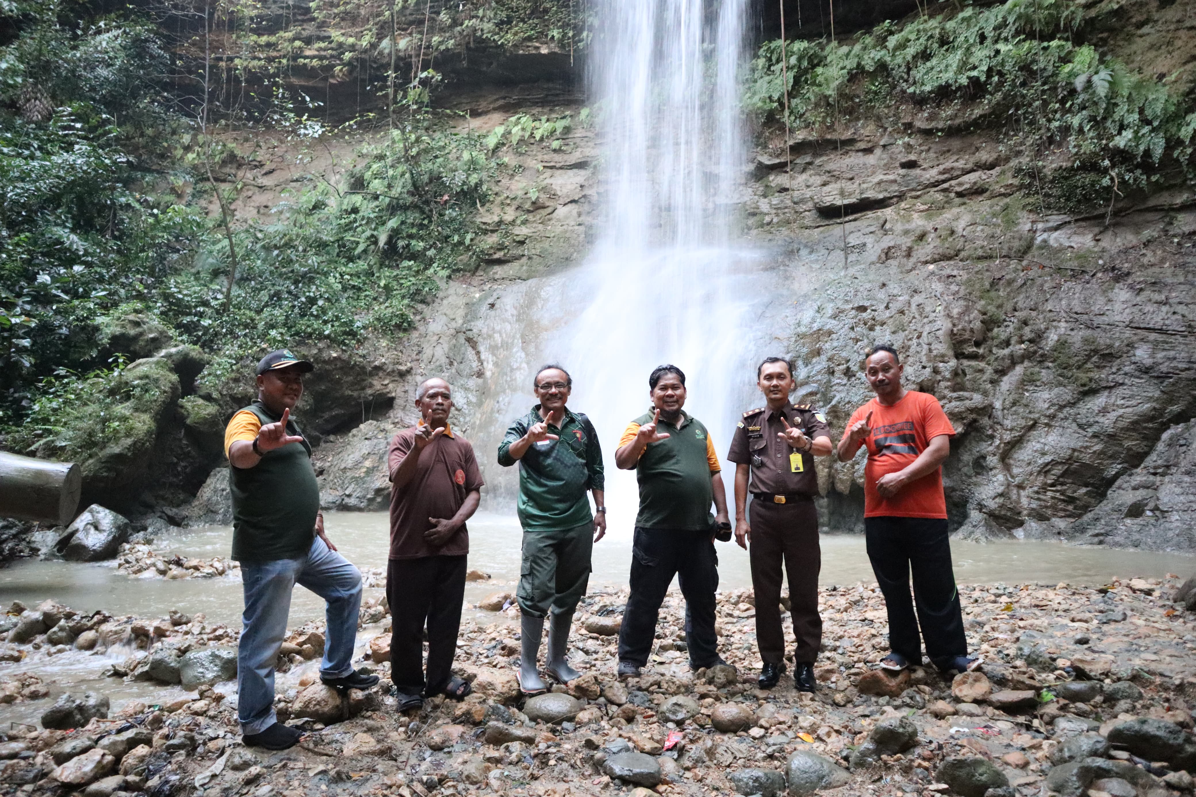 SINERGI &ndash; Perhutani dan Kejaksaan Negeri Grobogan melakukan kunjungan wisata air terjun Widuri, di Desa Kemadohbatur, Kecamatan Wirosari.