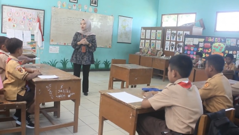 MINIM SISWA: Salah seorang guru mengajar di salah satu ruangan SDN 1 Patalan belum lama ini. Hingga SPMB berakhir, sekolah itubelum menerima satu siswa pun.