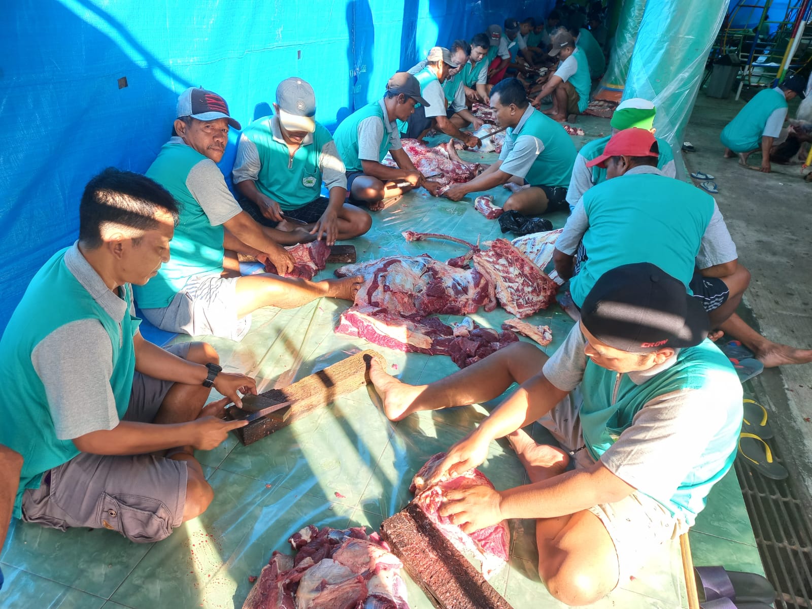 SIROJUL MUNIR/RADAR KUDUS MERIAH &ndash; Ketua PKM Masjid Darul Muttaqin Budiyono (berkacamata) menujukan hewan sapi untuk kurban di masjid setempat, kemarin.