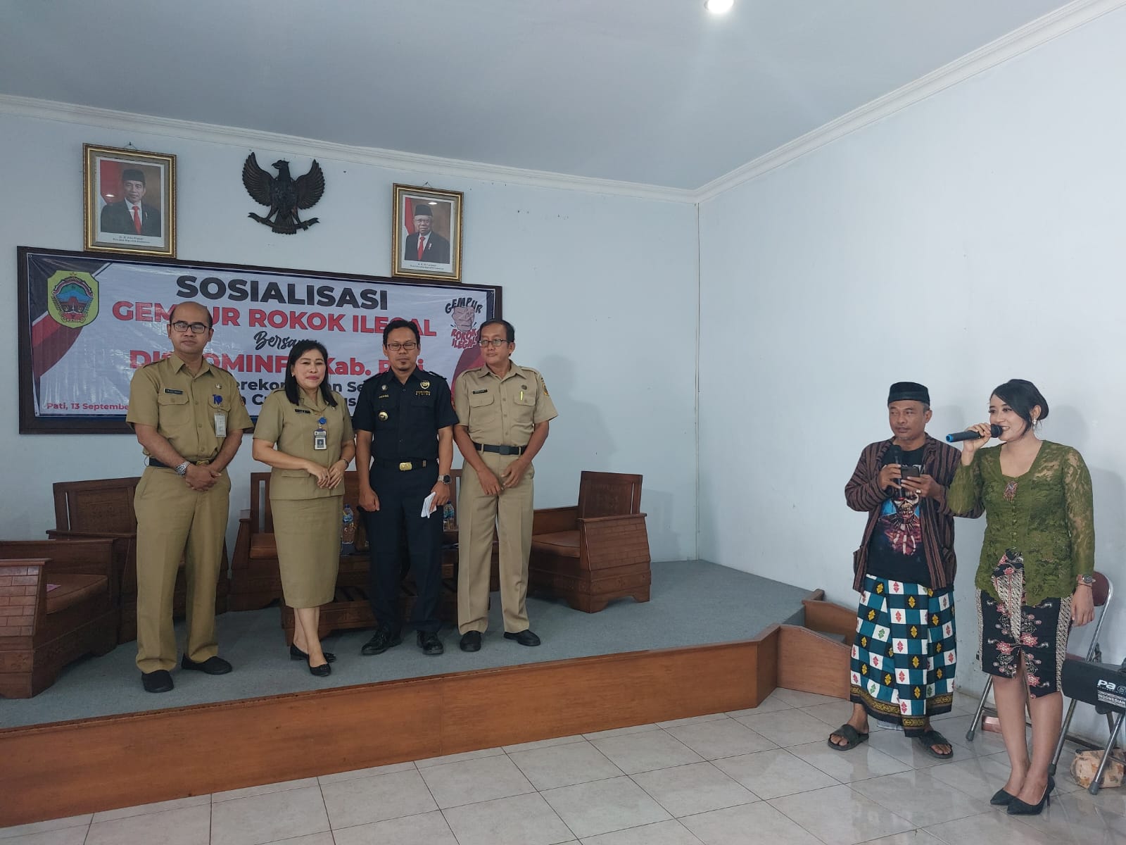 DISOSIALISASIKAN: Pemkab Pati menggandeng seniman campur sari menggalakkan gempur rokok ilegal di aula kantor Diskominfo setempat belum lama ini.