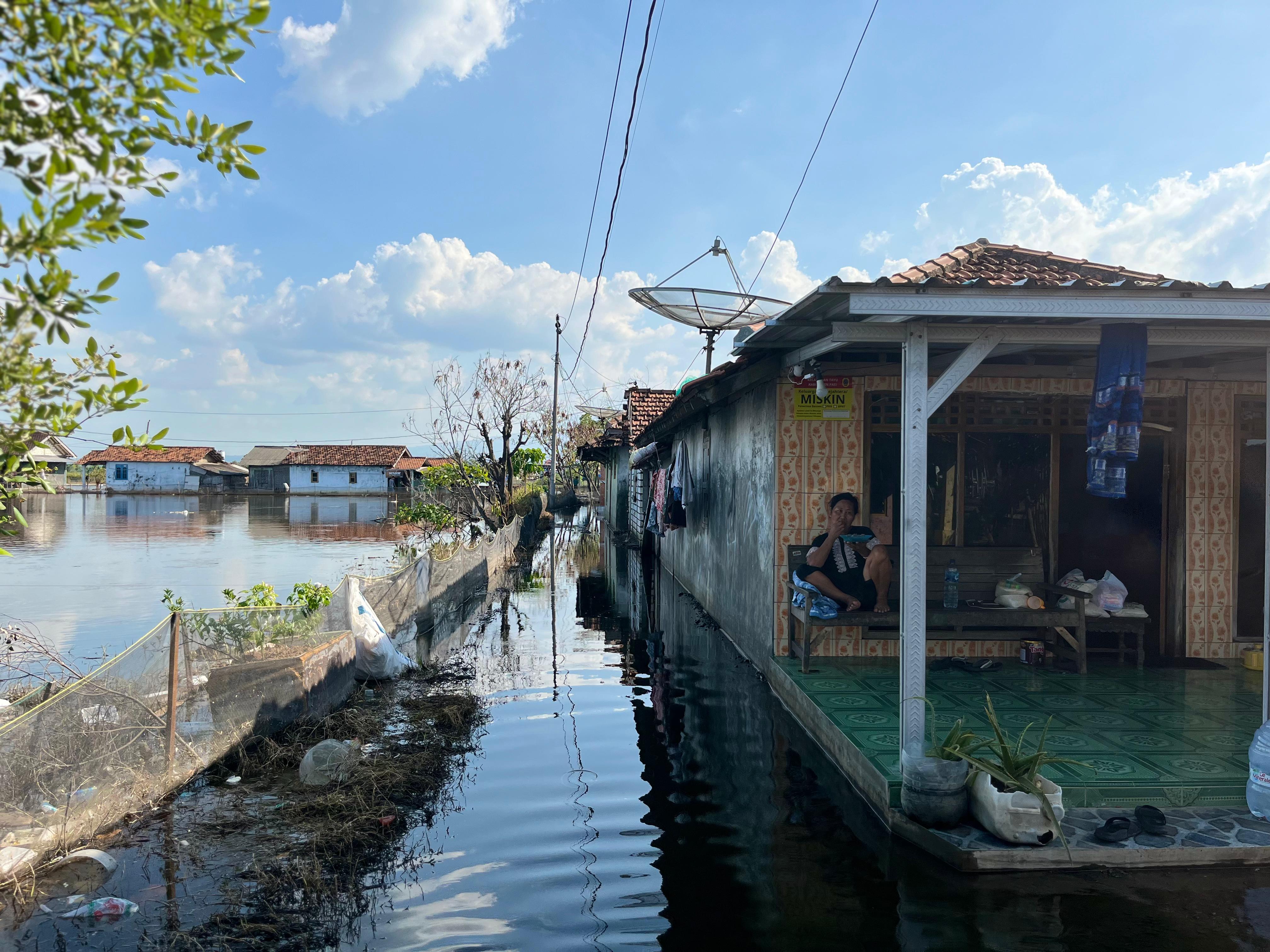 BANJIR: Warga Desa Tunggulsari, Tayu bertahan di kediamannya kemarin.