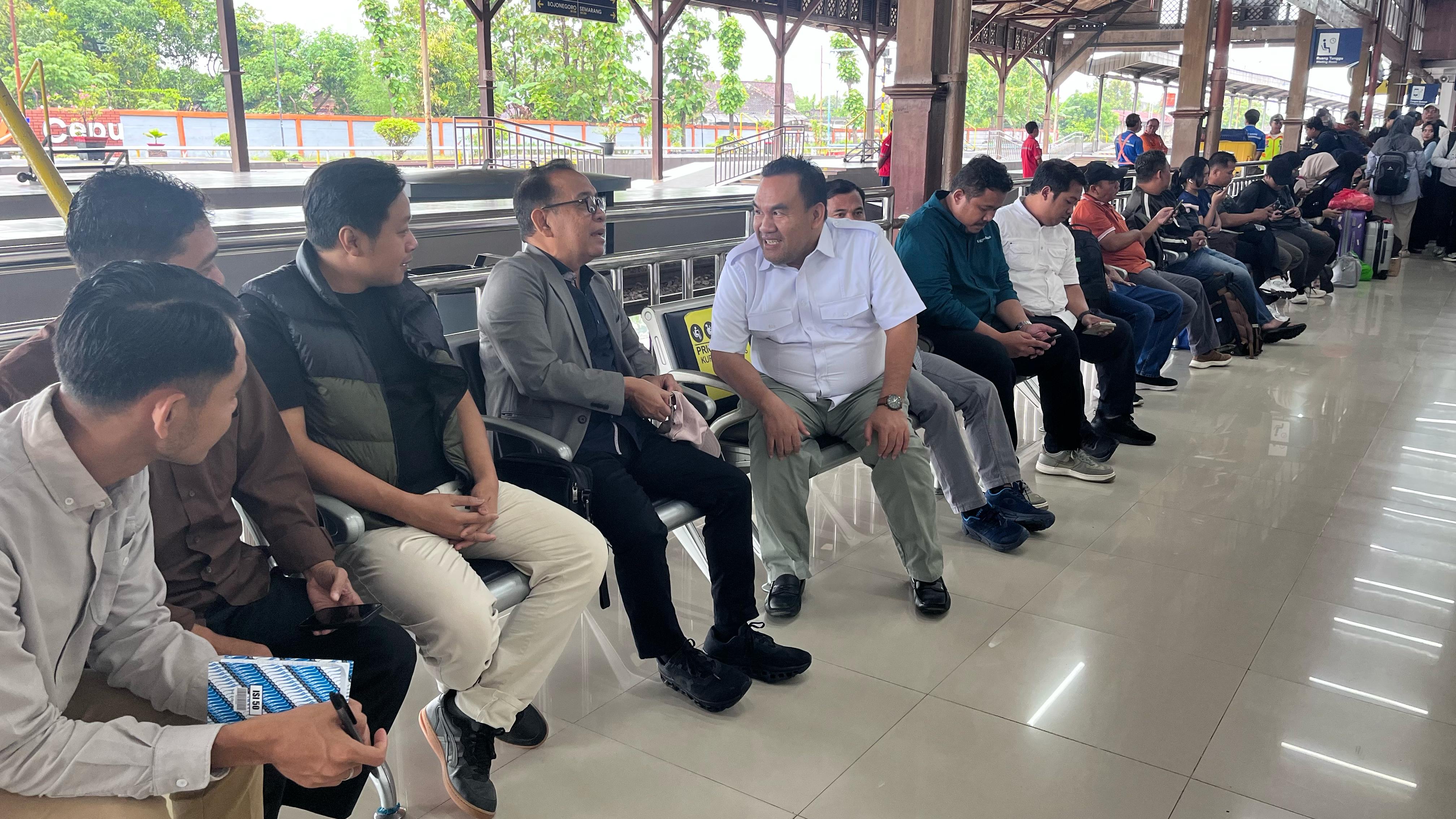 DISKUSI: Bupati Blora Arief Rohman saat bertemu Menteri Koordinator Bidang Pembangunan Manusia dan Kebudayaan (Menko PMK) Pratikno di stasiun Cepu.