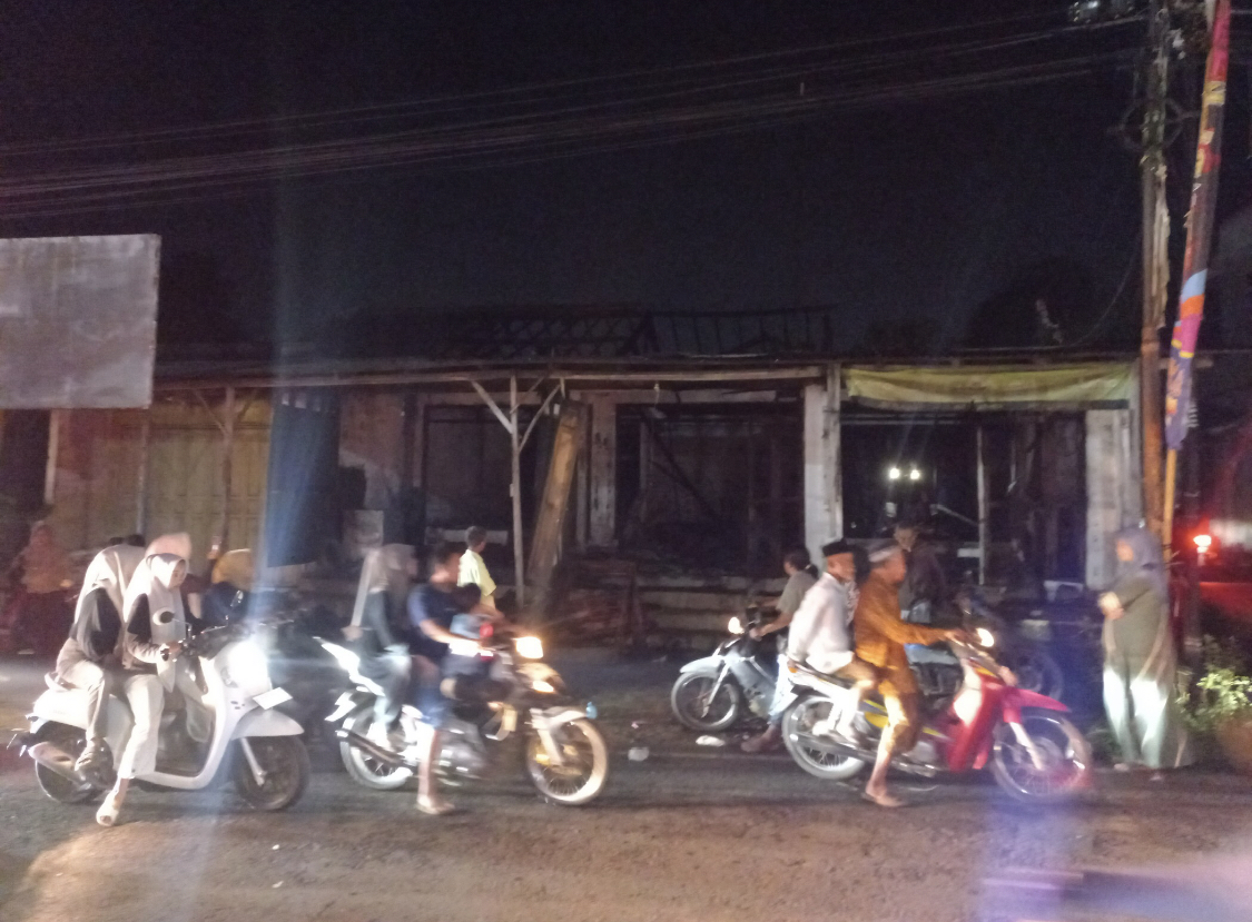 LUDES: Kondisi ruko konter handphone yang hangus terbakar pada Senin (9/6) malam. FIKRI THOHARUDIN/RADARPATI.ID