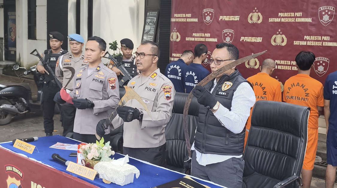 DIAMANKAN: Polresta Pati menangkap gangster ketika konferensi pers di Mapolresta setempat kemarin. ANDRE FAIDHIL FALAH/RADARPATI.ID
