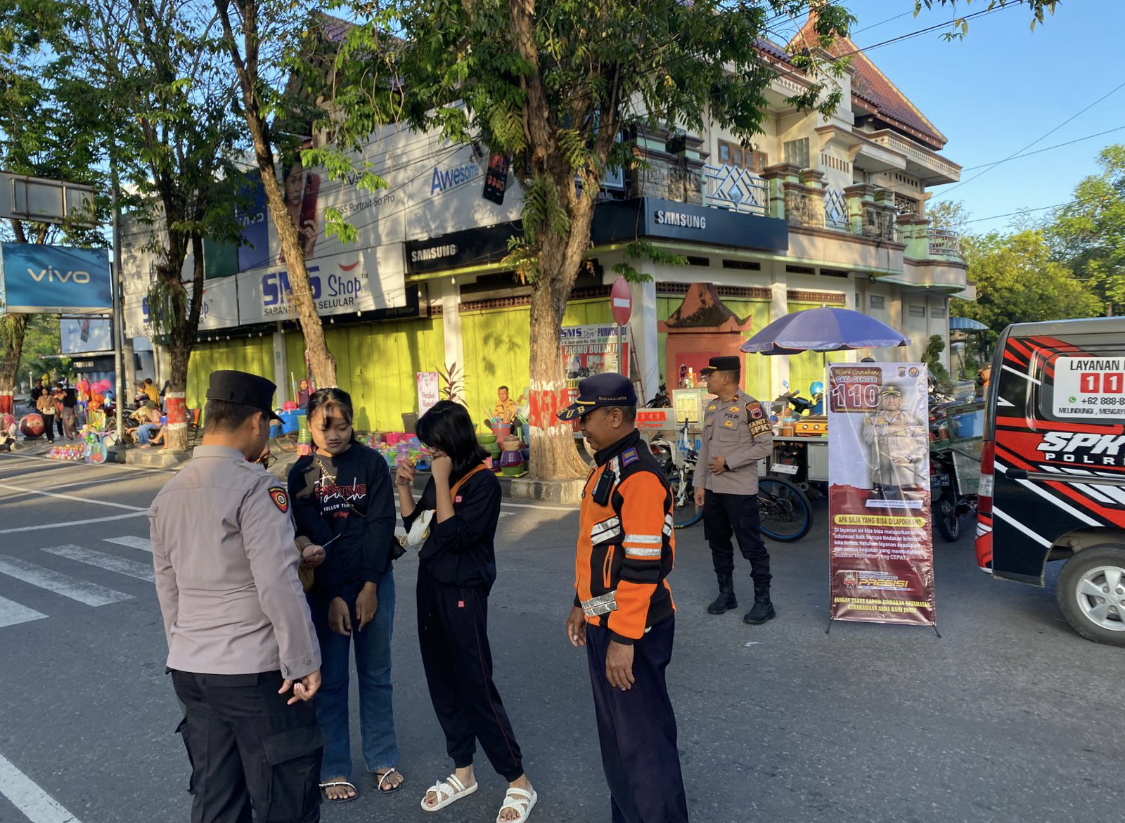 BERIKAN SOSIALISASI &ndash; Anggota Polres Grobogan di acara CFD melakukan sosialisasi untuk layanan Call Center 110. SIROJUL MUNIR/RADARPATI.ID