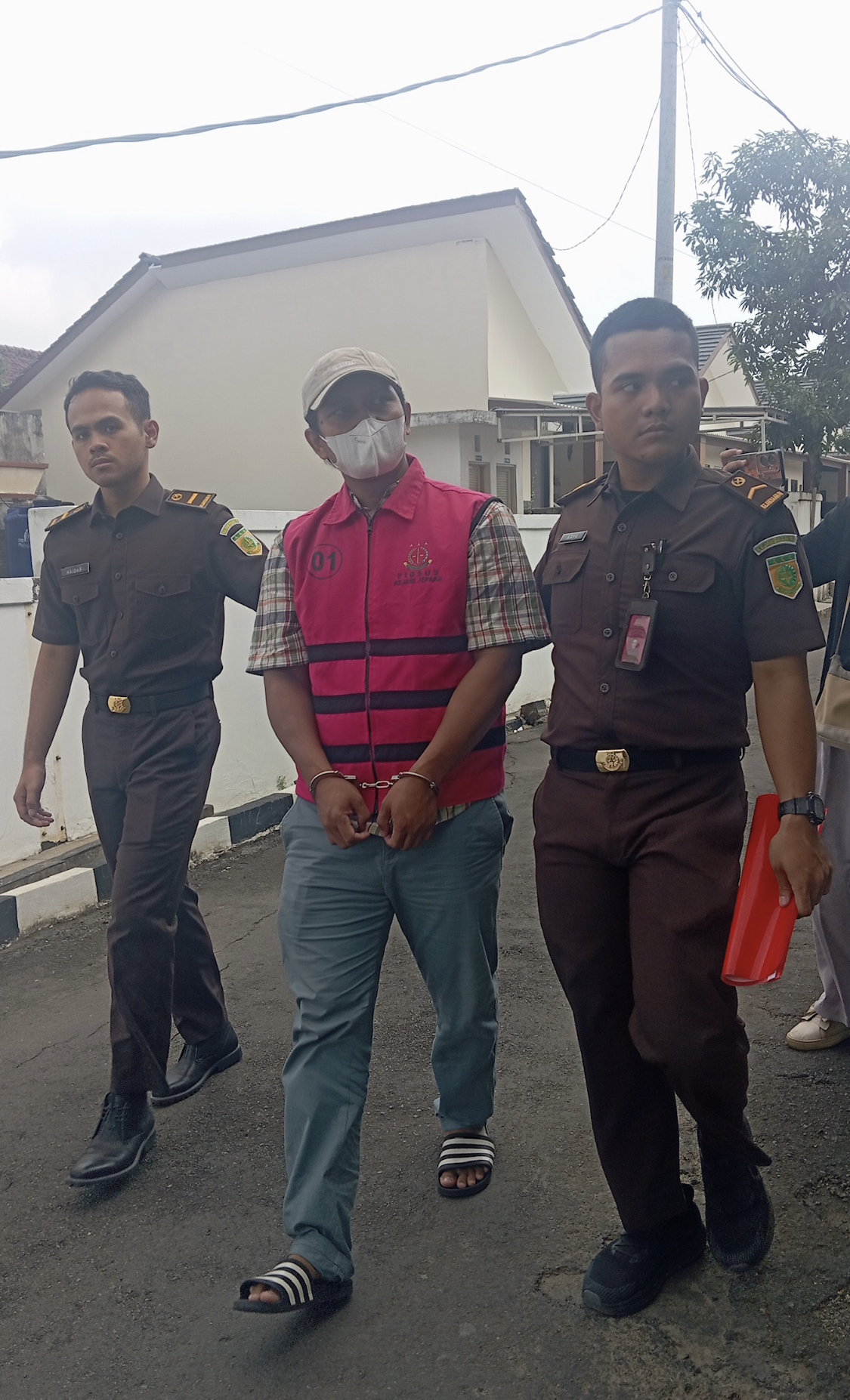 DITAHAN: Mantri bank pelaku tindak pidana korupsi dikawal pegawai Kejari Jepara untuk dititipkan di Rutan Jepara 20 hari ke depan. M. KHOIRUL ANWAR/RADARPATI.ID