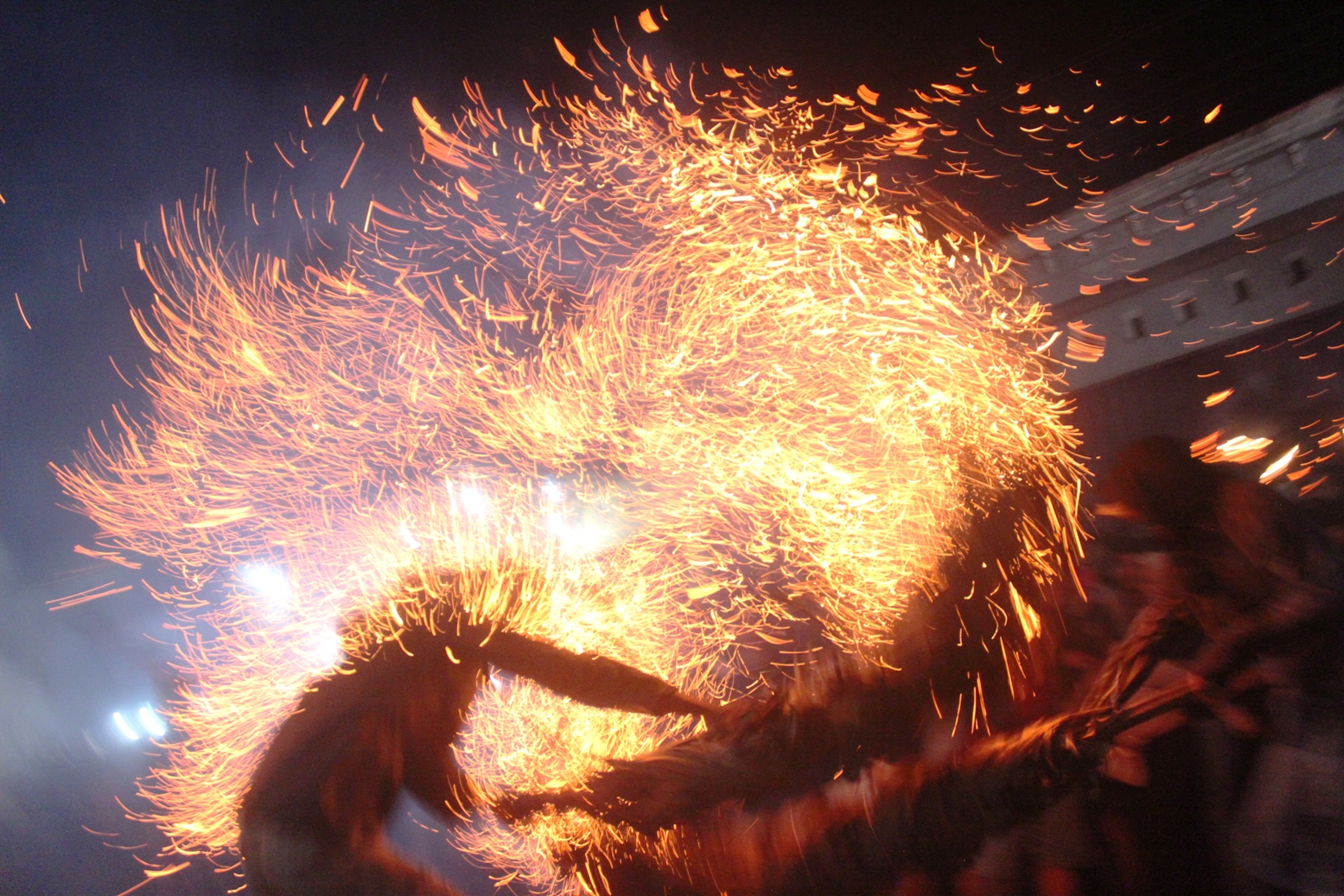 MEMBARA: Peserta tengah saling serang dalam Festival Perang Obor pada Senin (9/6) malam.