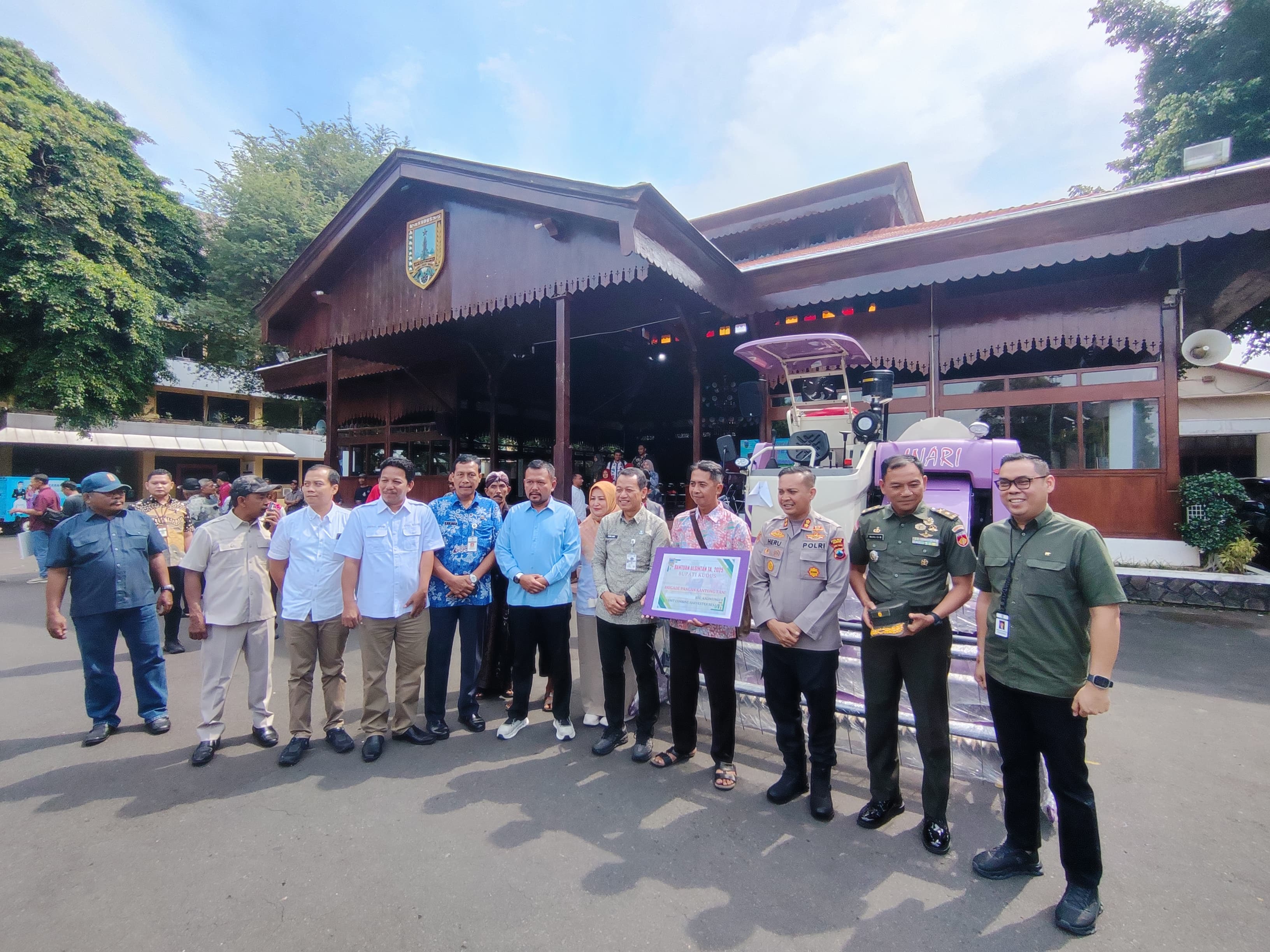 SEJAHTERA: Bupati Kudus Sam&rsquo;ani Intakoris menyerahkan secara simbolis Alsintan kepada para Gapoktan di Kudus.