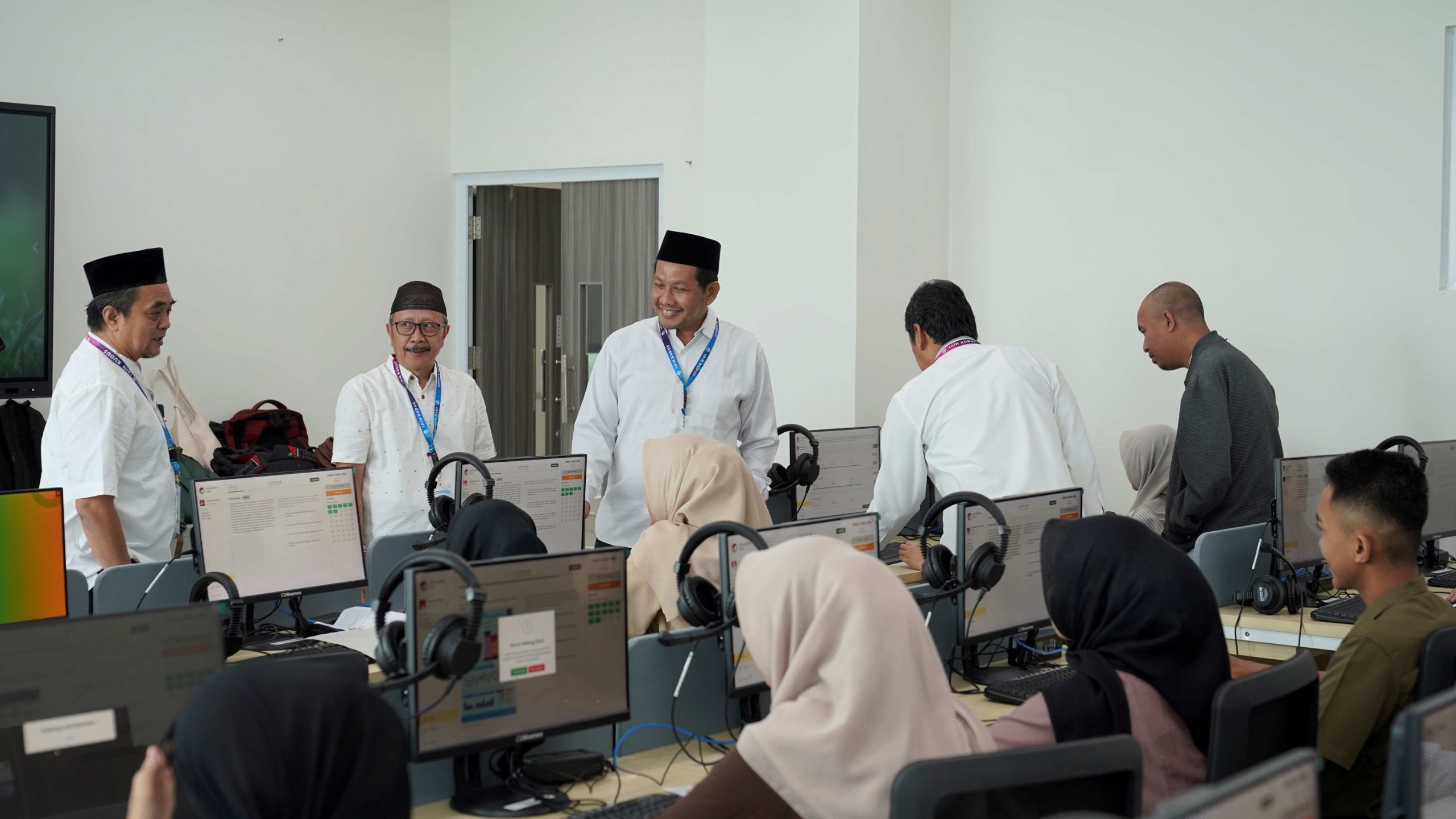 BERJALAN LANCAR: Rektor UIN Sunan Kudus Dr. H Abdurrohman Kasdi meninjau pelaksanaan ujian SSE UM-PTKIN kemarin.