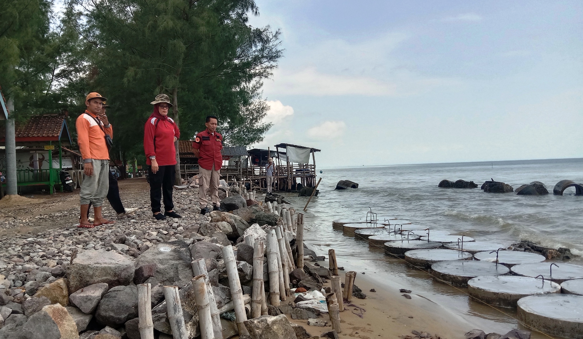 MULAI DIGARAP : Pantai Caruban mulai diberi pemecah gelombang untuk menangani abrasi