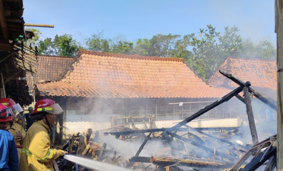PADAMKAANN API &ndash; Petugas pemadam kebakaran melakukan penyemprotan air di rumah Suyatno, warga Dusun Mrico, Desa Lebak, Kecamatan Grobogan, Kamis (12/6) kemarin. DAMKAR FOR RADARPATI.ID