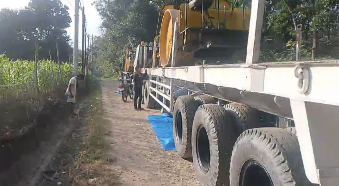 TERTUTUP: Truk-truk dari Pertamina EP 4 Cepu yang dihadang warga Desa Semanggi sejak Rabu (11/6). PEMDES SEMANGGI UNTUK RADARPATI.ID