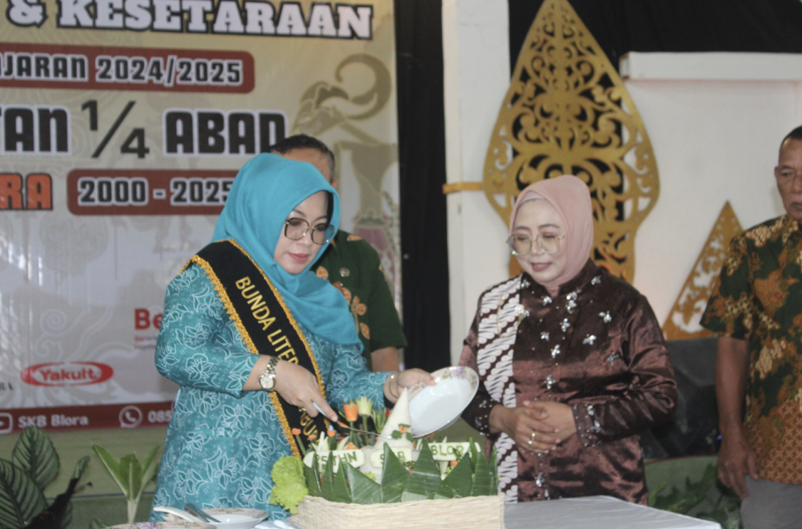 PENCAPAIAN: Bunda Literasi dan PAUD Kabupaten Blora Ainia Shalichah memtong tumpeng di hadapan Kepala SKB Blora Jumini dalam perayaan ulang tahun ke-25 SKB ikemarin. ARIF FAKHRIAN KHALIM/RADARPATI.ID