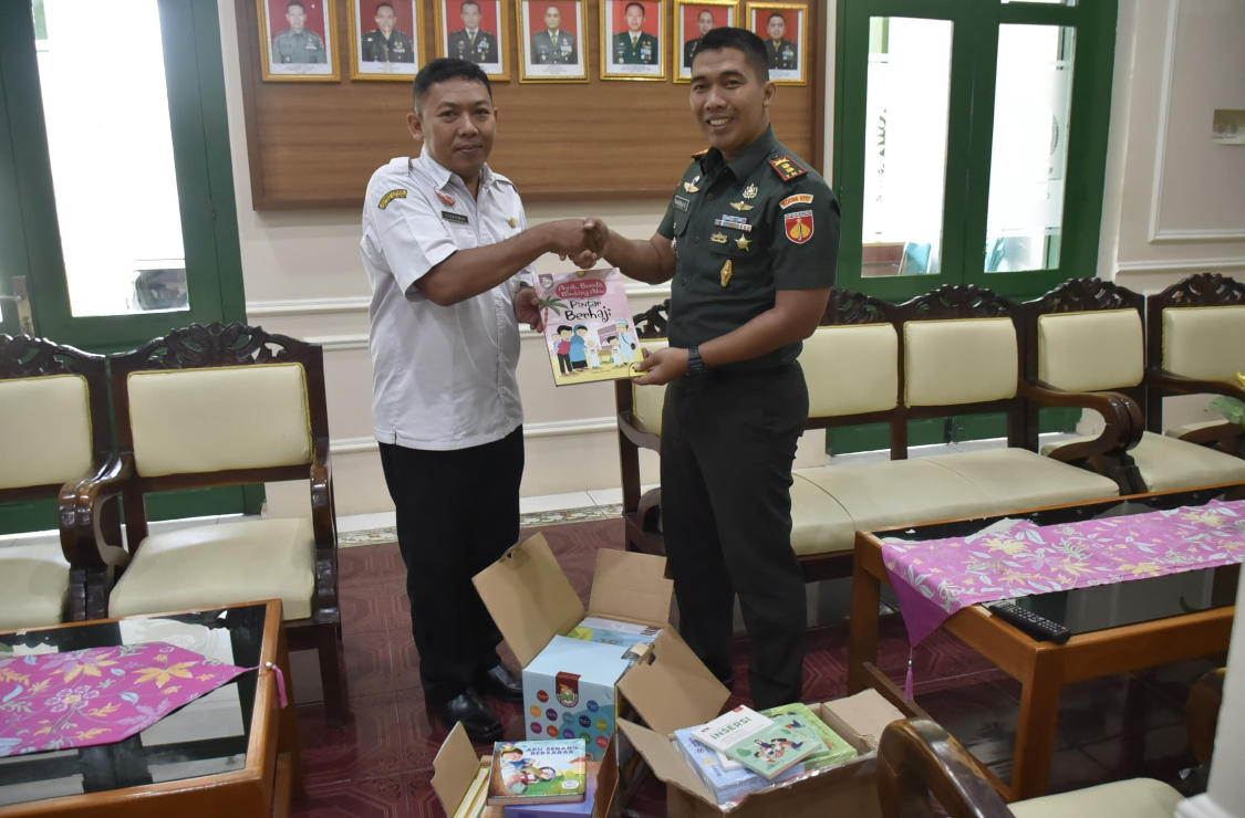 MENYERAHKAN: Dinarpusda Grobogan saat menyerahkan ratusan buku ke Kodim 0717/Grobogan. INTAN MAYLANI SABRINA/RADARPATI.ID