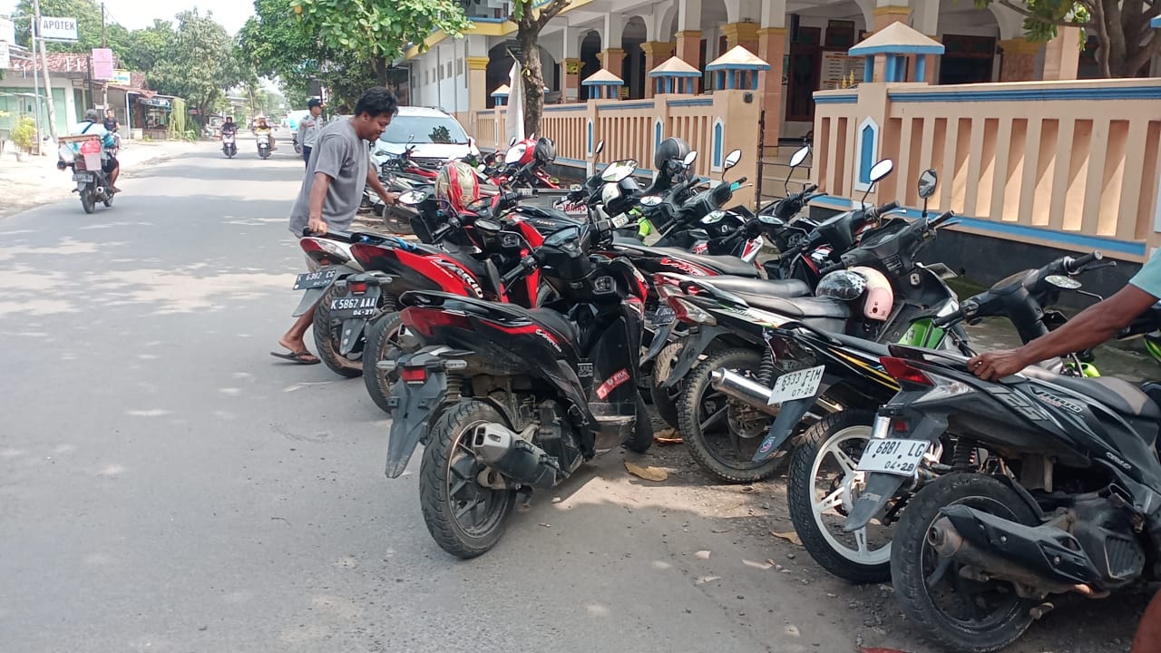 Penertiban parkir di kawasan Masjid Kayen oleh tim gabungan atas perintah dari Bupati Pati Sudewo. (SATPOL PP PATI)