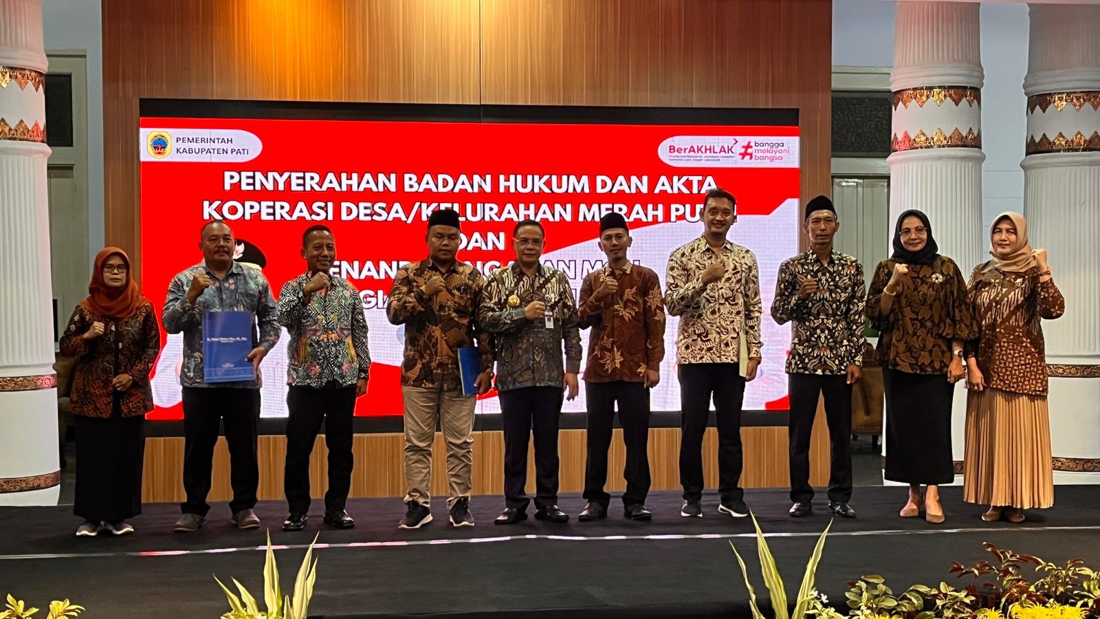 Kegiatan simbolis penyerahan badan hukum dan akta koperasi desa yang diwakili oleh tiga desa di pendopo kabupaten. (ACHMAD ULIL ALBAB/RADAR KUDUS)