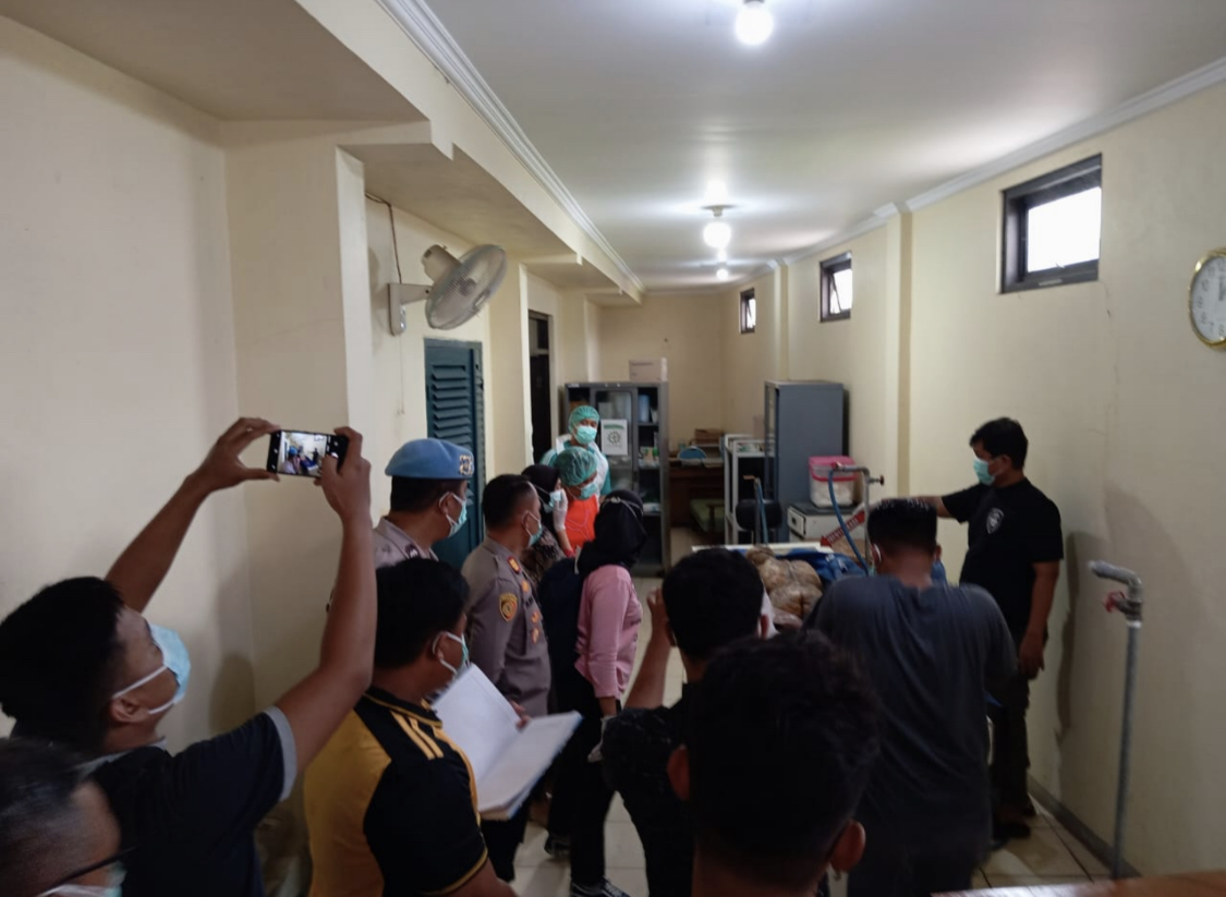 DIPERIKSA: Kepolisian mengirim mayat ke RSUD RAA Soewondo kemarin. ANDRE FAIDHIL FALAH/RADARPATI.ID