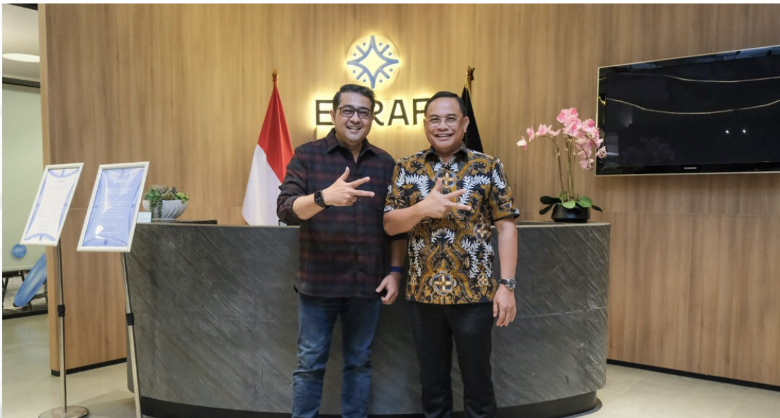 Bupati Pati berfoto bersama Menteri Ekonomi Kreatif (Menteri Ekraf) Teuku Riefky Harsya usai membahas peningkatan potensi ekonomi kreatif. HUMAS PATI UNTUK RADARPATI.ID