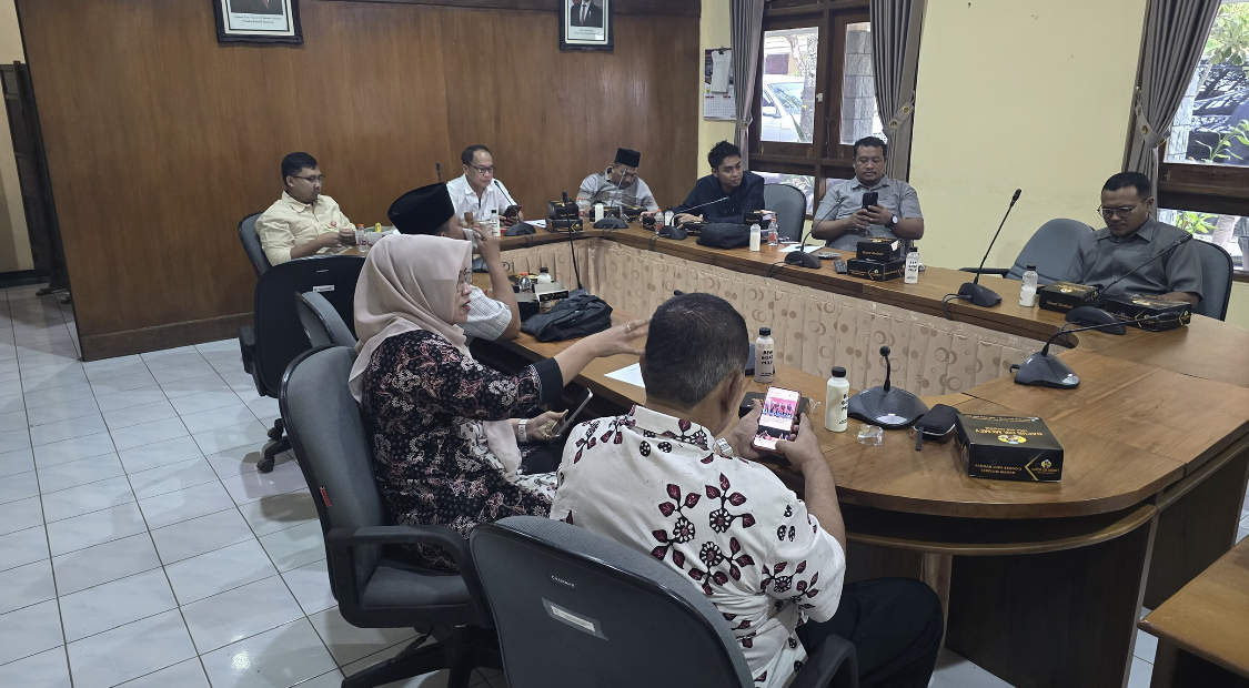 AUDIENSI &ndash; Anggota Komisi C DPRD Grobogan lakukan audiensi dengan pengusaha dan PT ALIB untuk kemudahan investasi di Kabupaten Grobogan. SIROJUL MUNIR/RADARPATI.ID