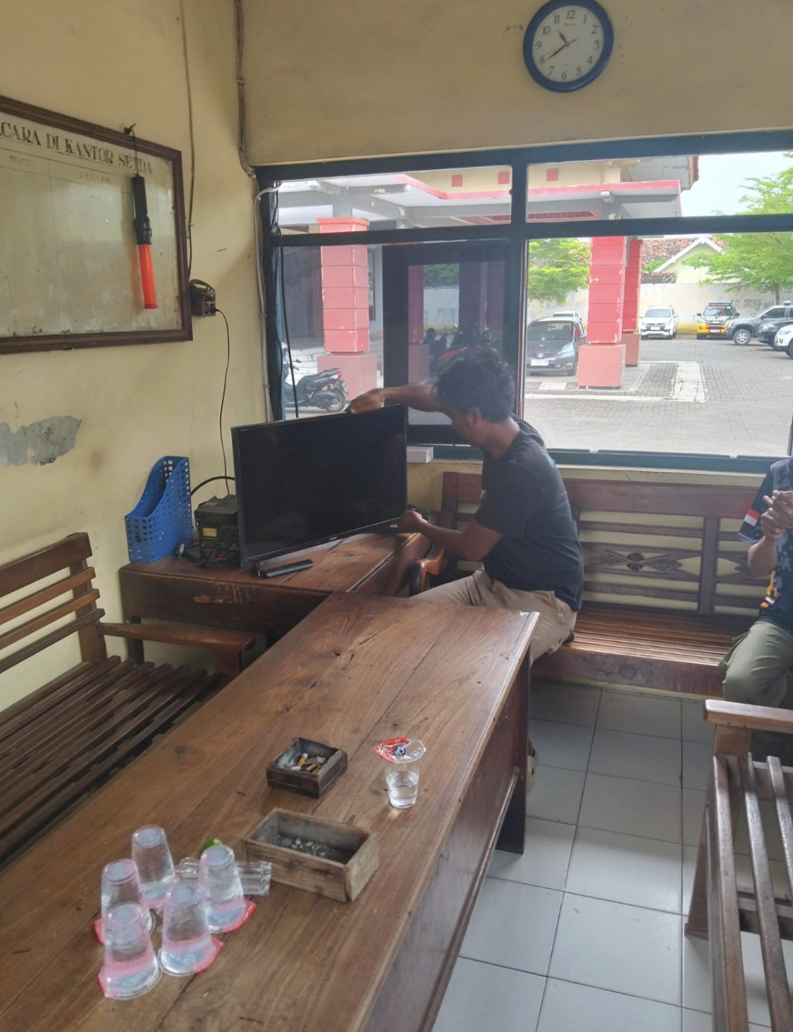 DICEK MENDETAIL: Petugas teknisi melakukan pemeriksaan layar monitor CCTV di lingkungan Setda di pos jaga bagian pintu masuk kantor. BAGIAN UMUM UNTUK RADARPATI.ID