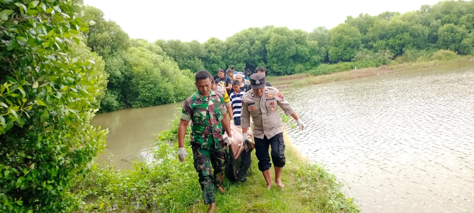 BIKIN HEBOH : Evakuasi penemuan mayat perempuan di pesisir Keboromo Tayu, Jumat (13/6) pagi. (DOK POLRESTA PATI) &nbsp;