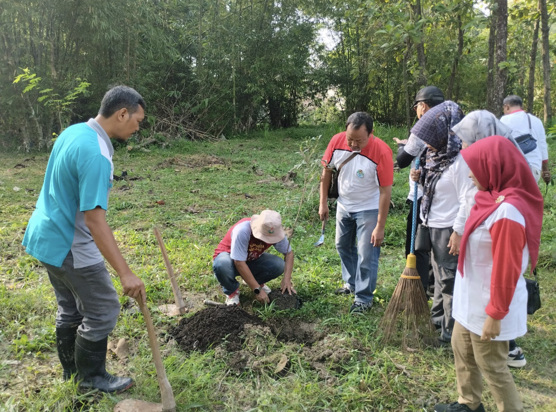 MENANAM: Penanaman pohon di RTH taman kota Kalongan belum lama ini. INTAN MAYLANI SABRINA/RADARPATI.ID