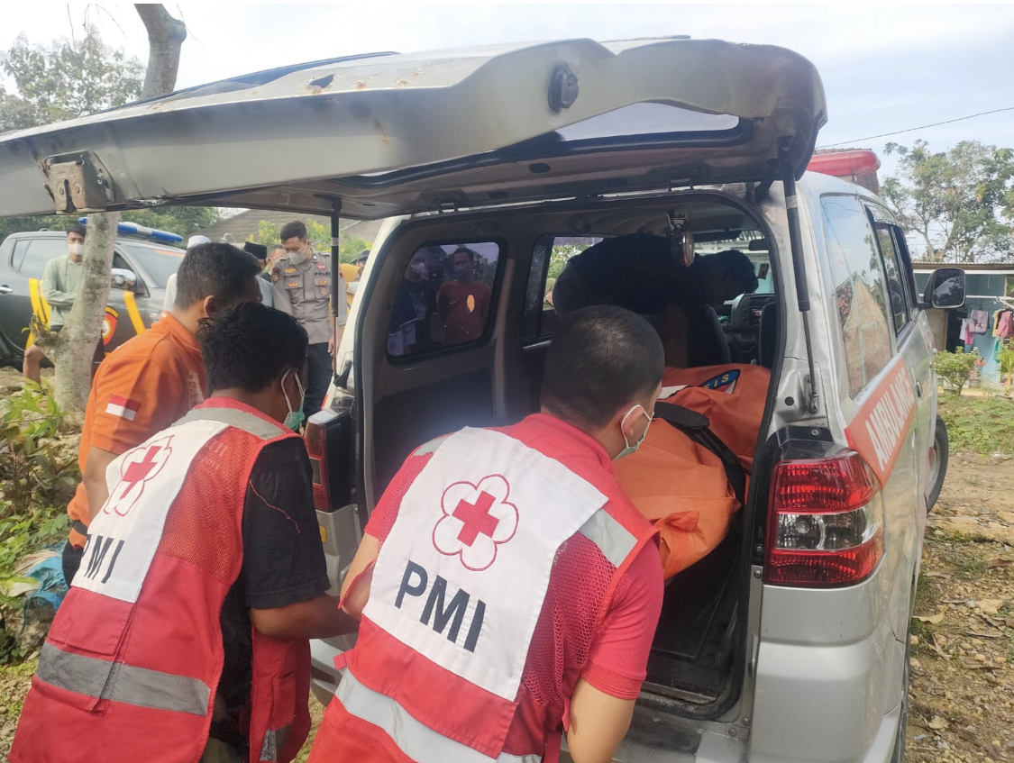 DIBAWA &ndash; Anggota PMI Grobogan membawa korban M yang di temukan di rumahnya Desa Karangrejo, Grobogan. PMI GROBOGAN FOR RADARPATI.ID