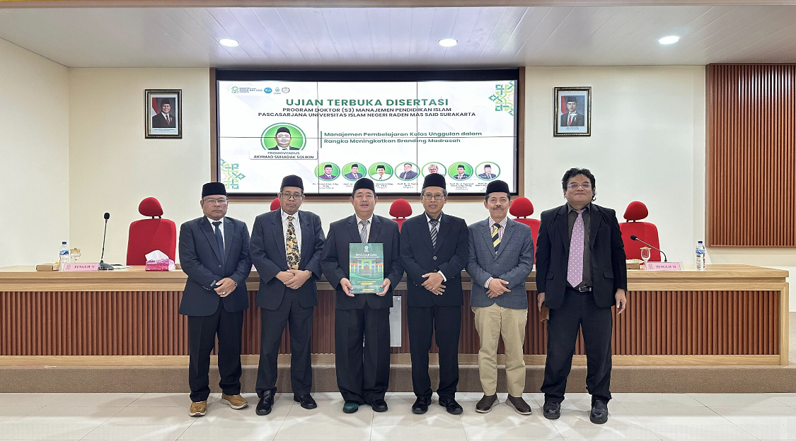 SUKSES : Kepala MAN 2 REMBANG Akhmad Suhadak selesai melaksanakan didang terbuka desertasi di Auditorium Pascasarjana Universitas Islam Negeri (UIN) Raden Mas Said. MAN 2 REMBANG UNTUK RADARPATI.ID