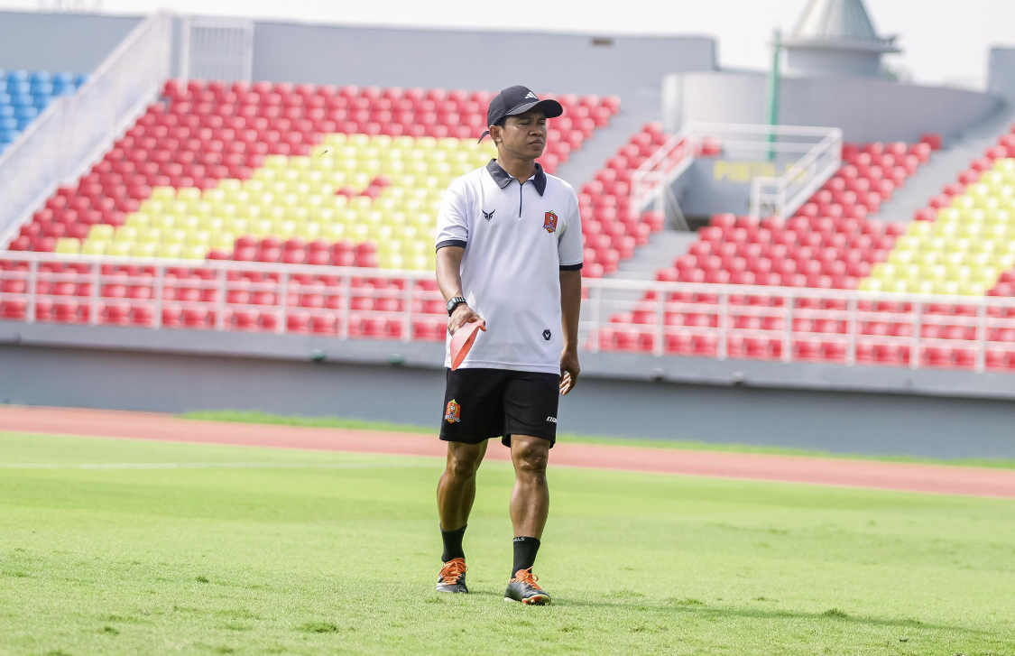 TUNTAS: Coach Noor Hadi saat terlibat latihan belum lama ini. RAAFI UNTUK RADARPATI.ID