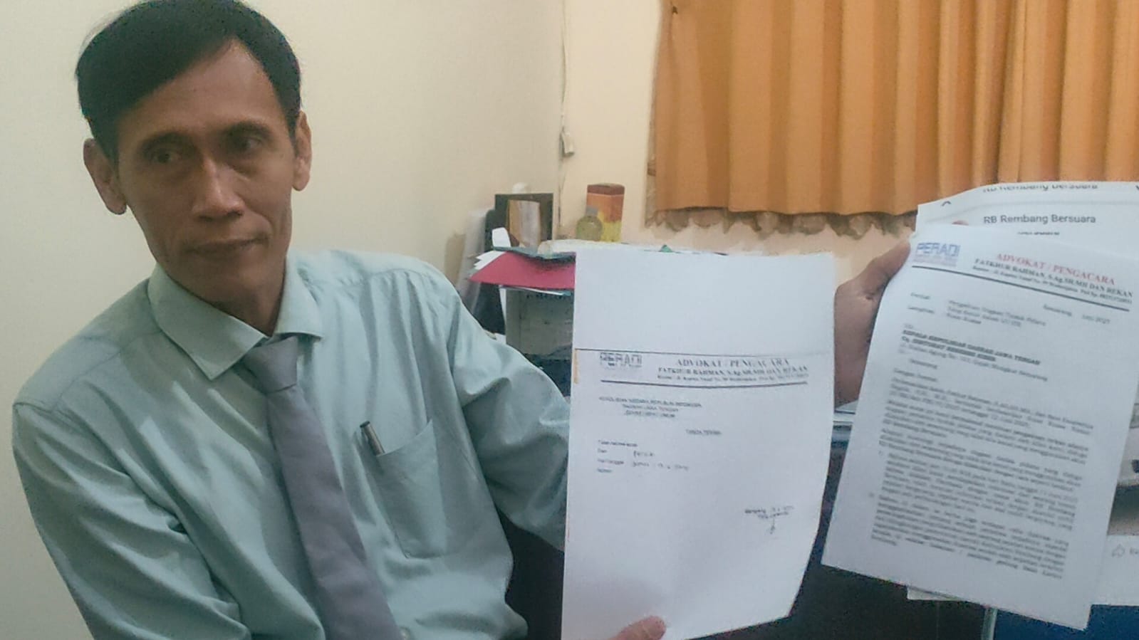 DITUNJUKAN: Kuasa hukum Sumarni, Fathkur Rahman menunjukan surat laporan dari Polda Jateng, kemarin.