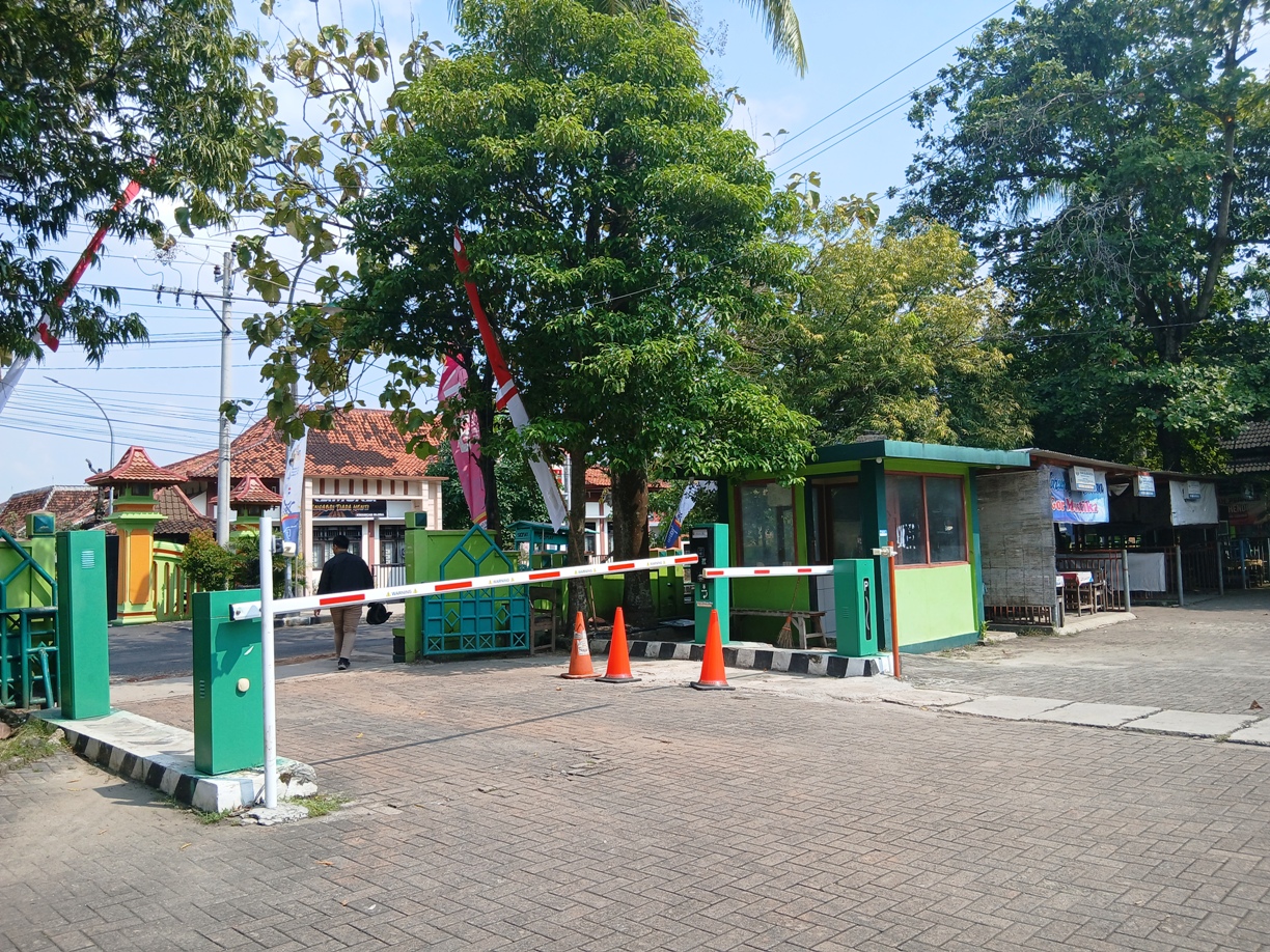 SEPI: E-Parkir di kompleks Gelanggang Olahraga (GOR) Mustika Blora yang berjejeran dengan warung makan dan pedagang.