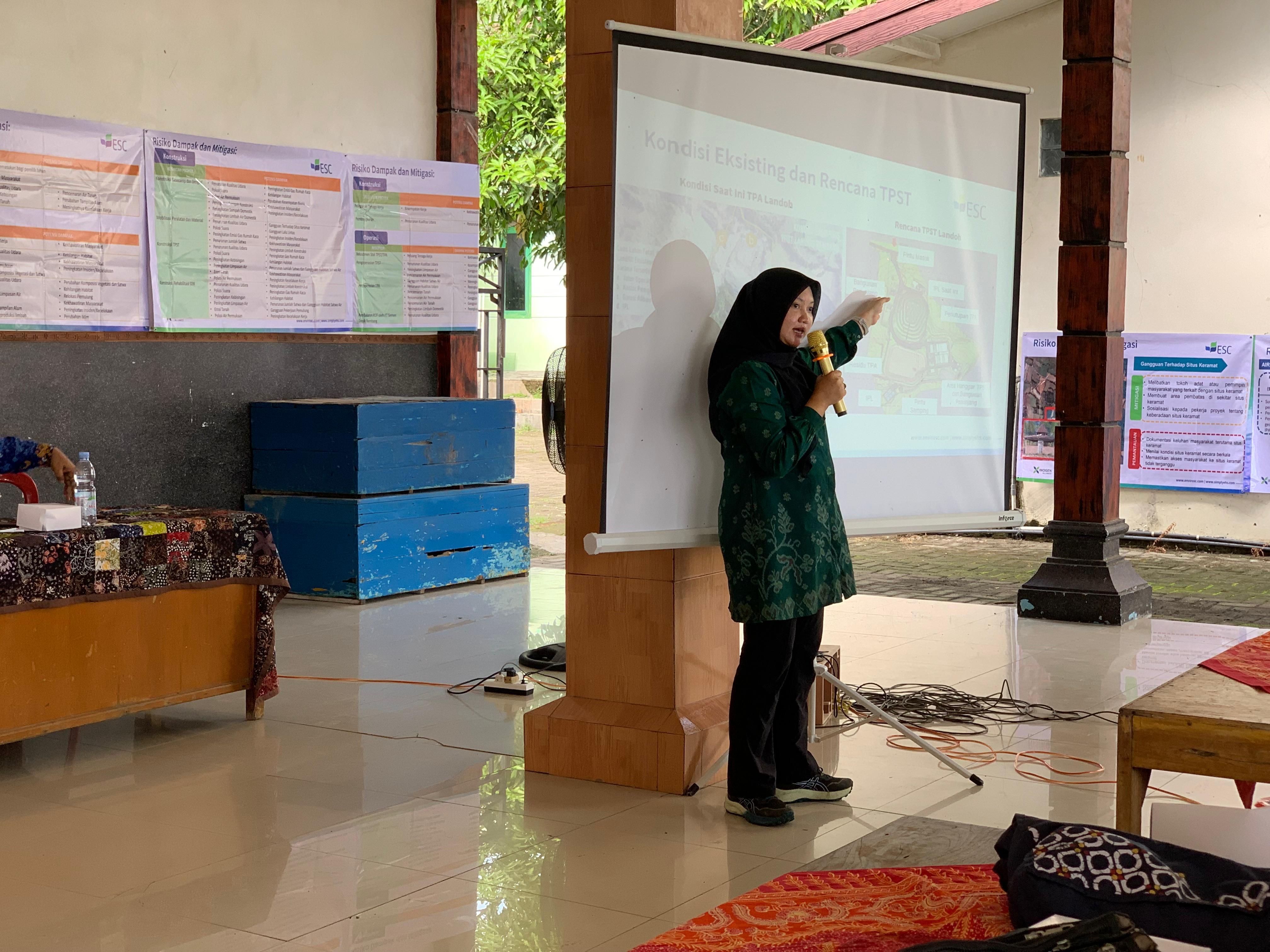 DIPAPARKAN: Salah satu peserta pengungkapan publik paparan seputar kondisi eksisting dan rencana TPST Landoh, kemarin.